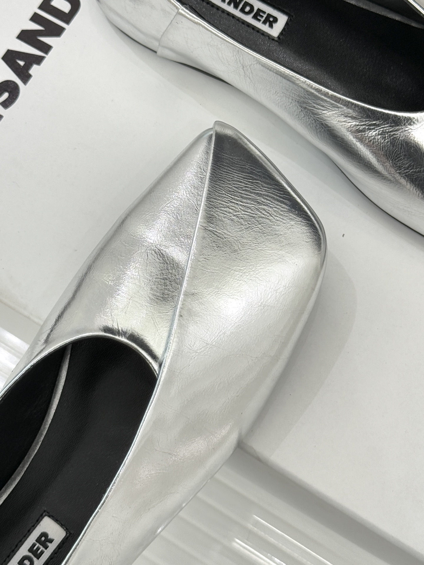 Jil Sander/吉尔桑达极26WF新品简大方头平底单鞋以德国设计的理性美学雕琢极简主义的鞋履范本。