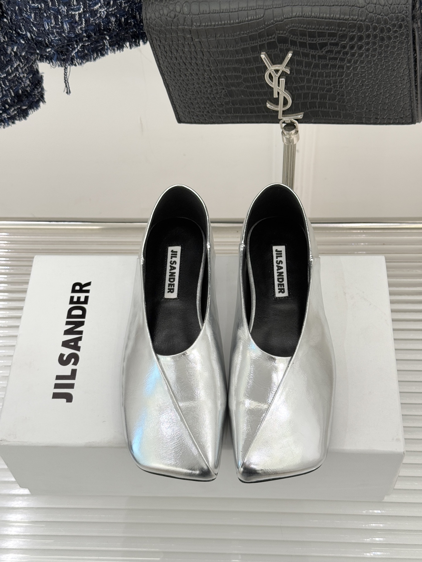 Jil Sander/吉尔桑达极26WF新品简大方头平底单鞋以德国设计的理性美学雕琢极简主义的鞋履范本。