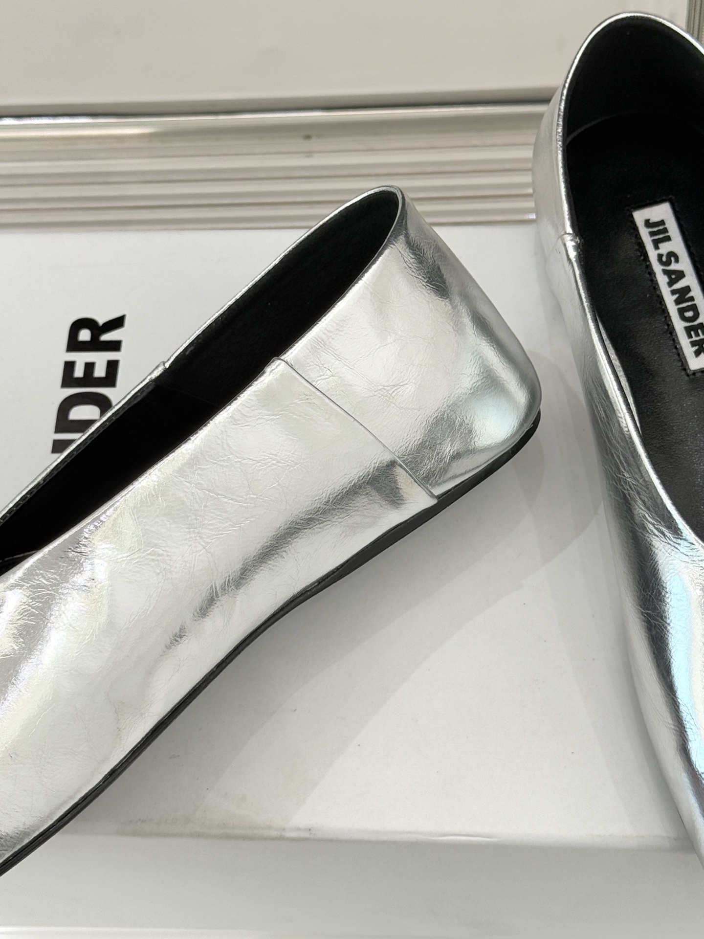 Jil Sander/吉尔桑达极26WF新品简大方头平底单鞋以德国设计的理性美学雕琢极简主义的鞋履范本。