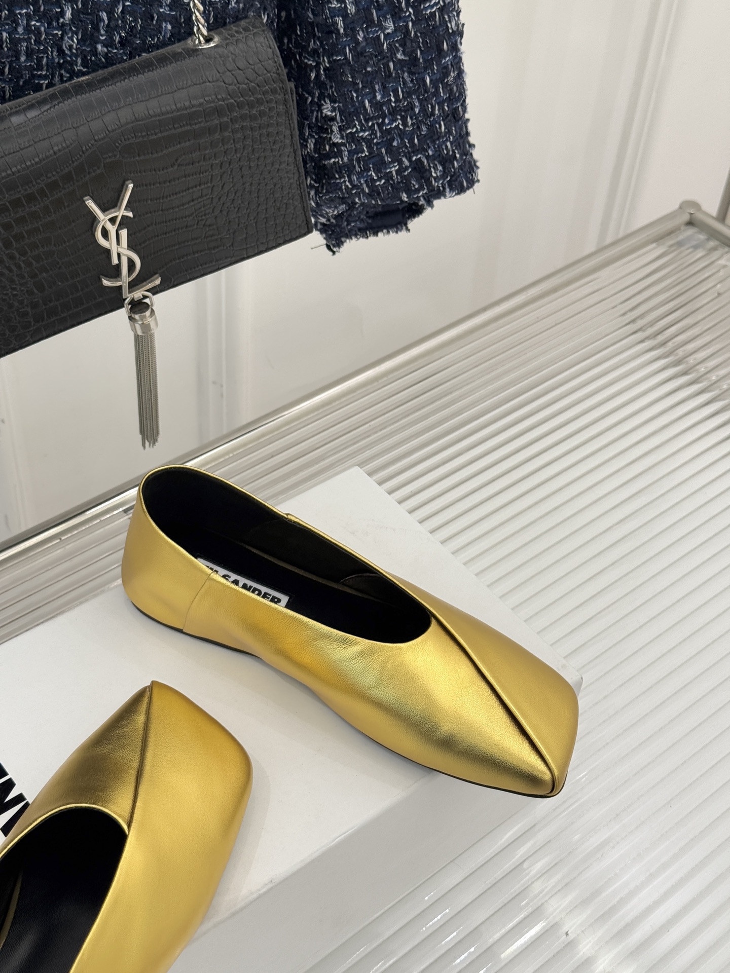 Jil Sander/吉尔桑达极26WF新品简大方头平底单鞋以德国设计的理性美学雕琢极简主义的鞋履范本。