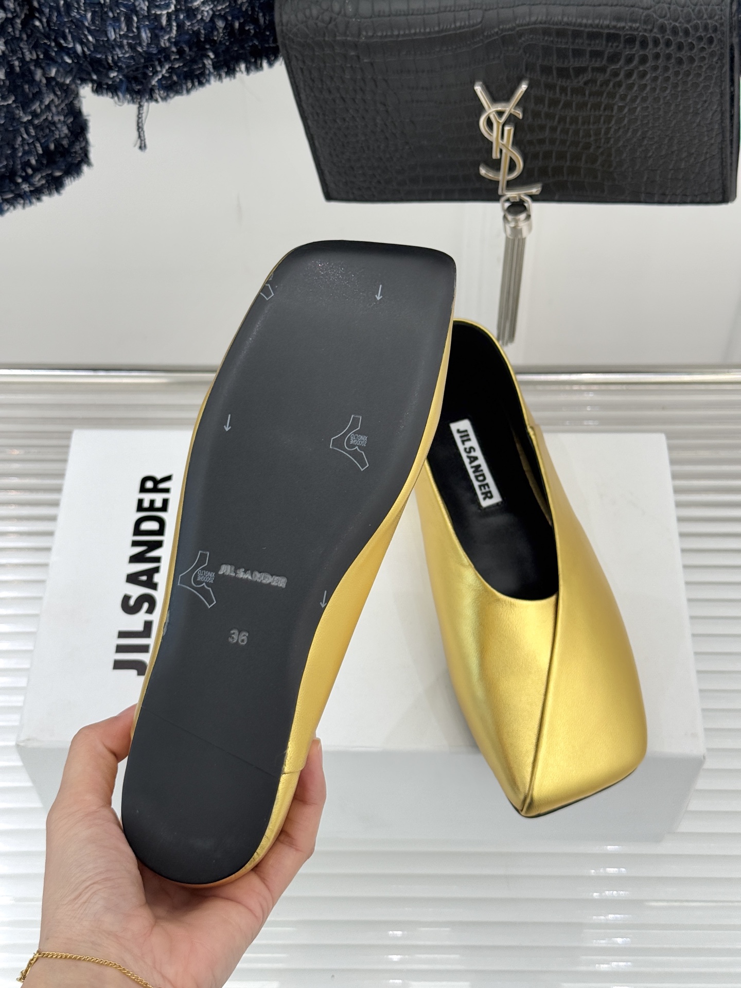 Jil Sander/吉尔桑达极26WF新品简大方头平底单鞋以德国设计的理性美学雕琢极简主义的鞋履范本。