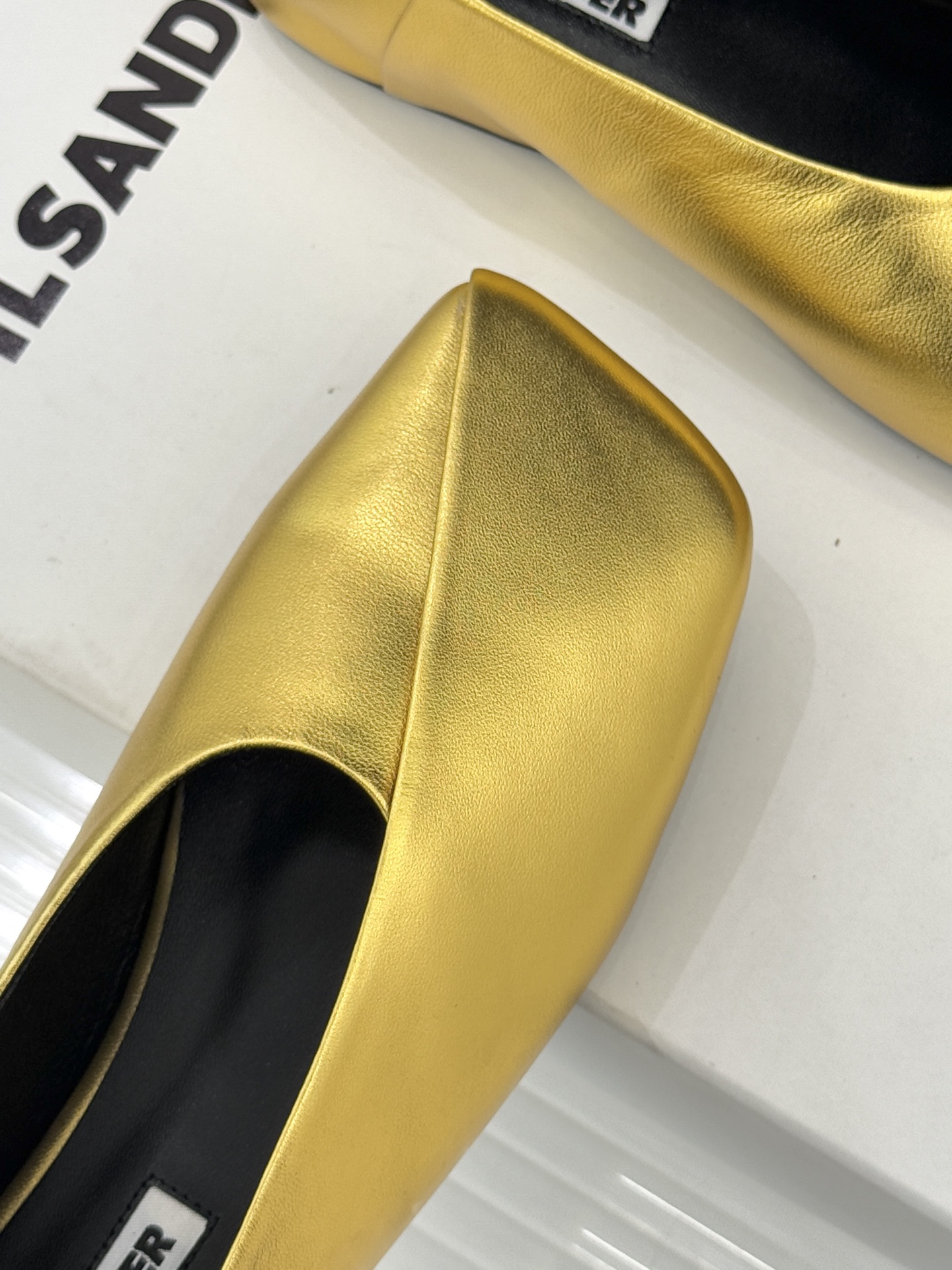 Jil Sander/吉尔桑达极26WF新品简大方头平底单鞋以德国设计的理性美学雕琢极简主义的鞋履范本。