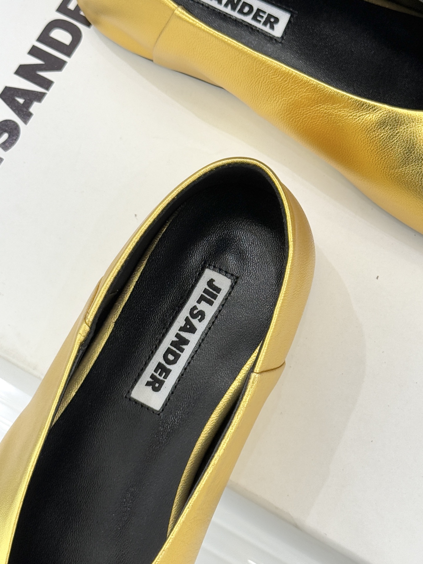 Jil Sander/吉尔桑达极26WF新品简大方头平底单鞋以德国设计的理性美学雕琢极简主义的鞋履范本。