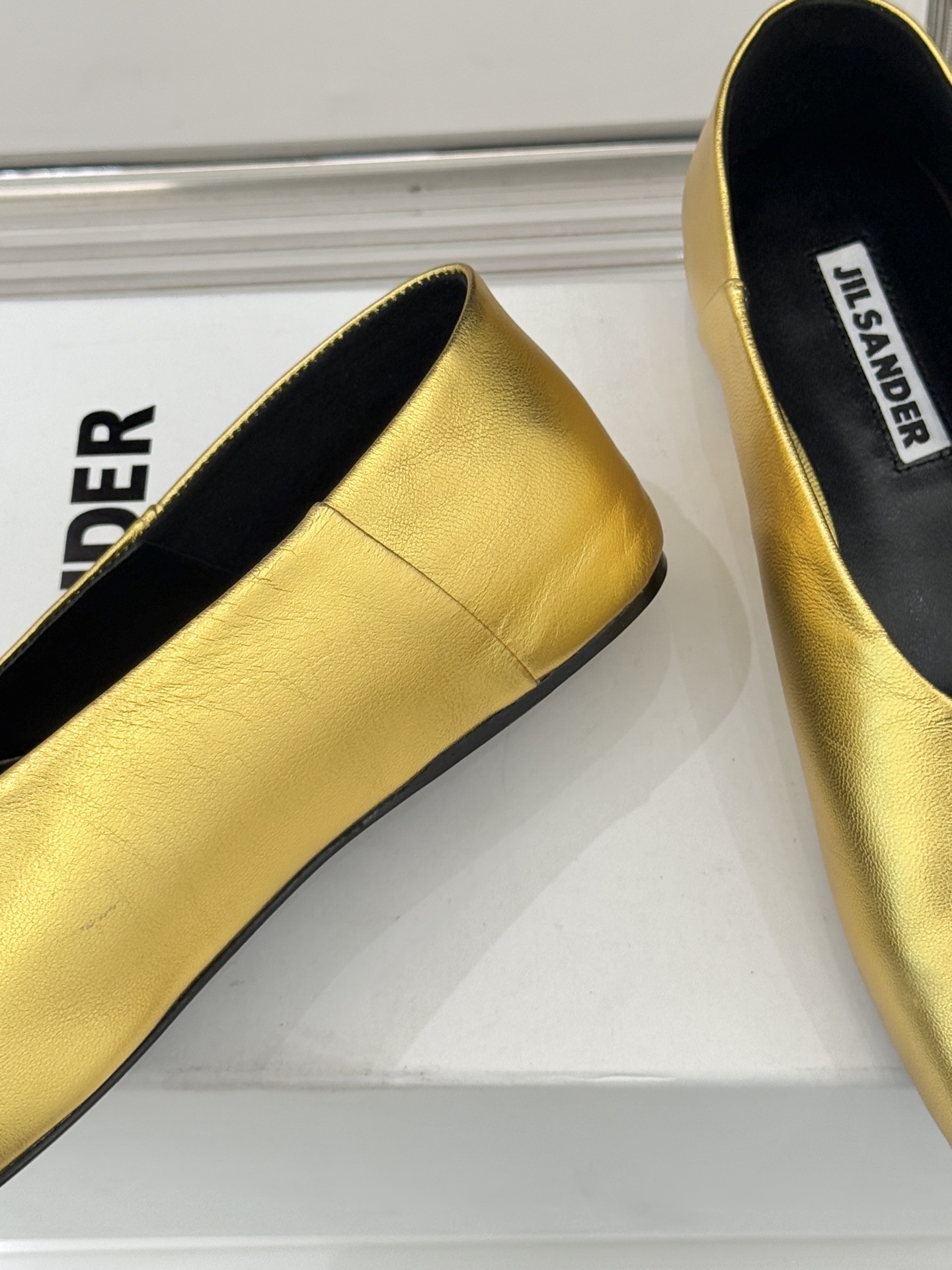 Jil Sander/吉尔桑达极26WF新品简大方头平底单鞋以德国设计的理性美学雕琢极简主义的鞋履范本。