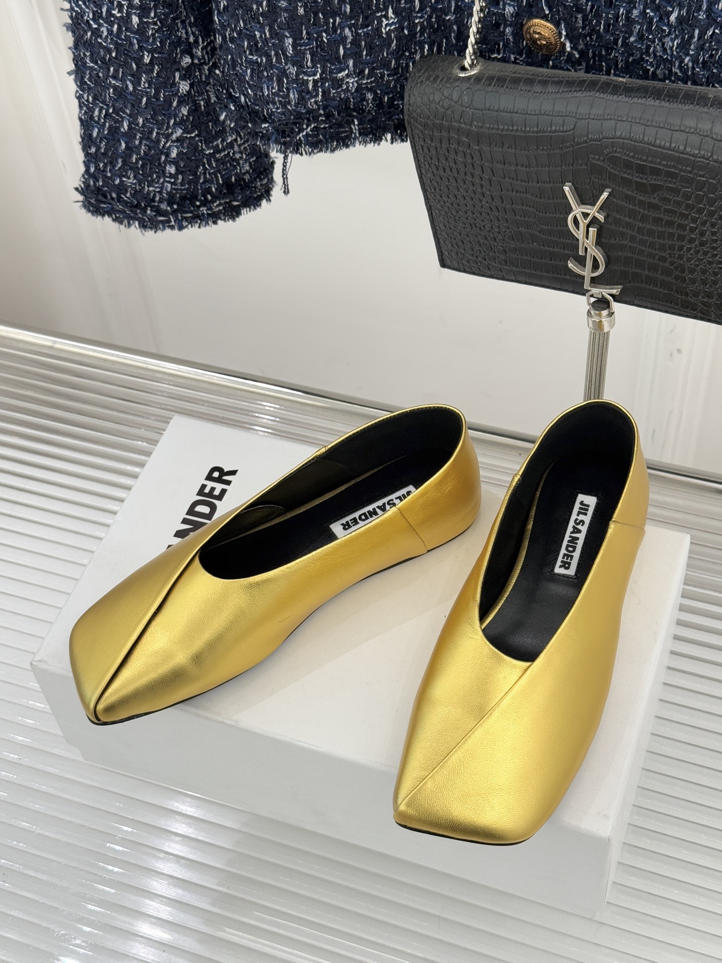 Jil Sander/吉尔桑达极26WF新品简大方头平底单鞋以德国设计的理性美学雕琢极简主义的鞋履范本。