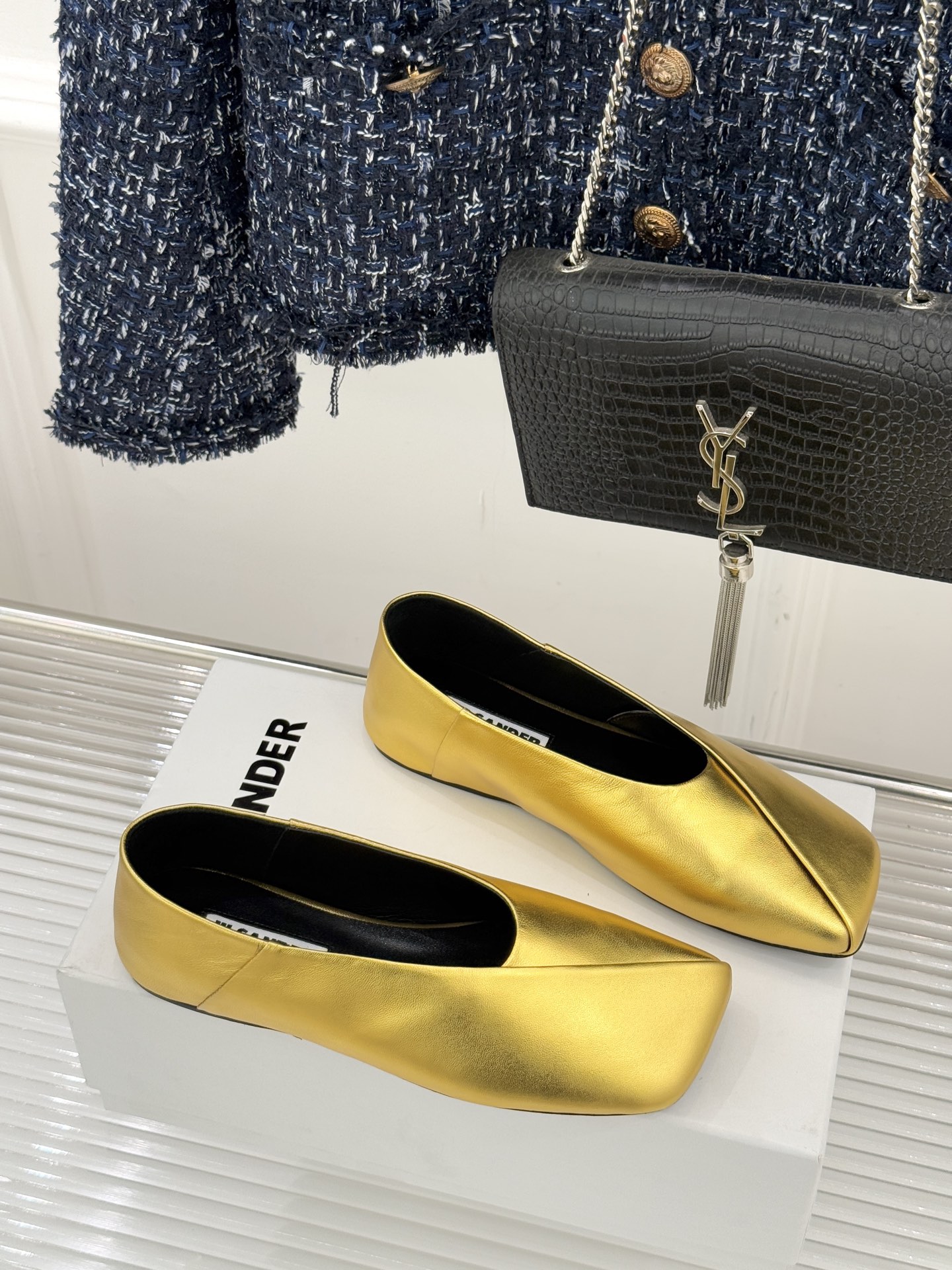 Jil Sander/吉尔桑达极26WF新品简大方头平底单鞋以德国设计的理性美学雕琢极简主义的鞋履范本。