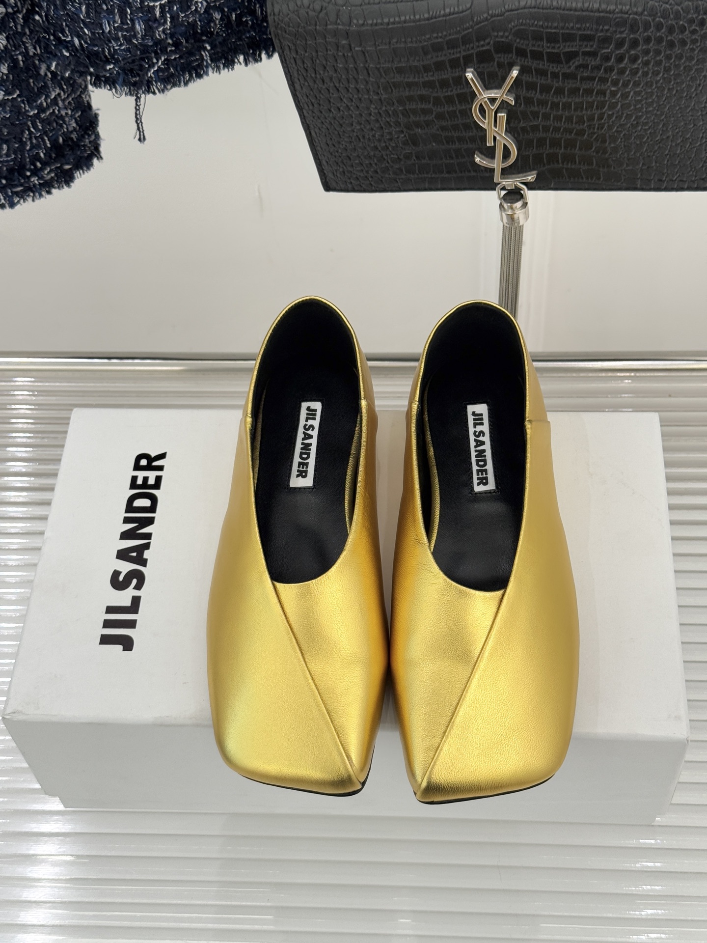 Jil Sander/吉尔桑达极26WF新品简大方头平底单鞋以德国设计的理性美学雕琢极简主义的鞋履范本。