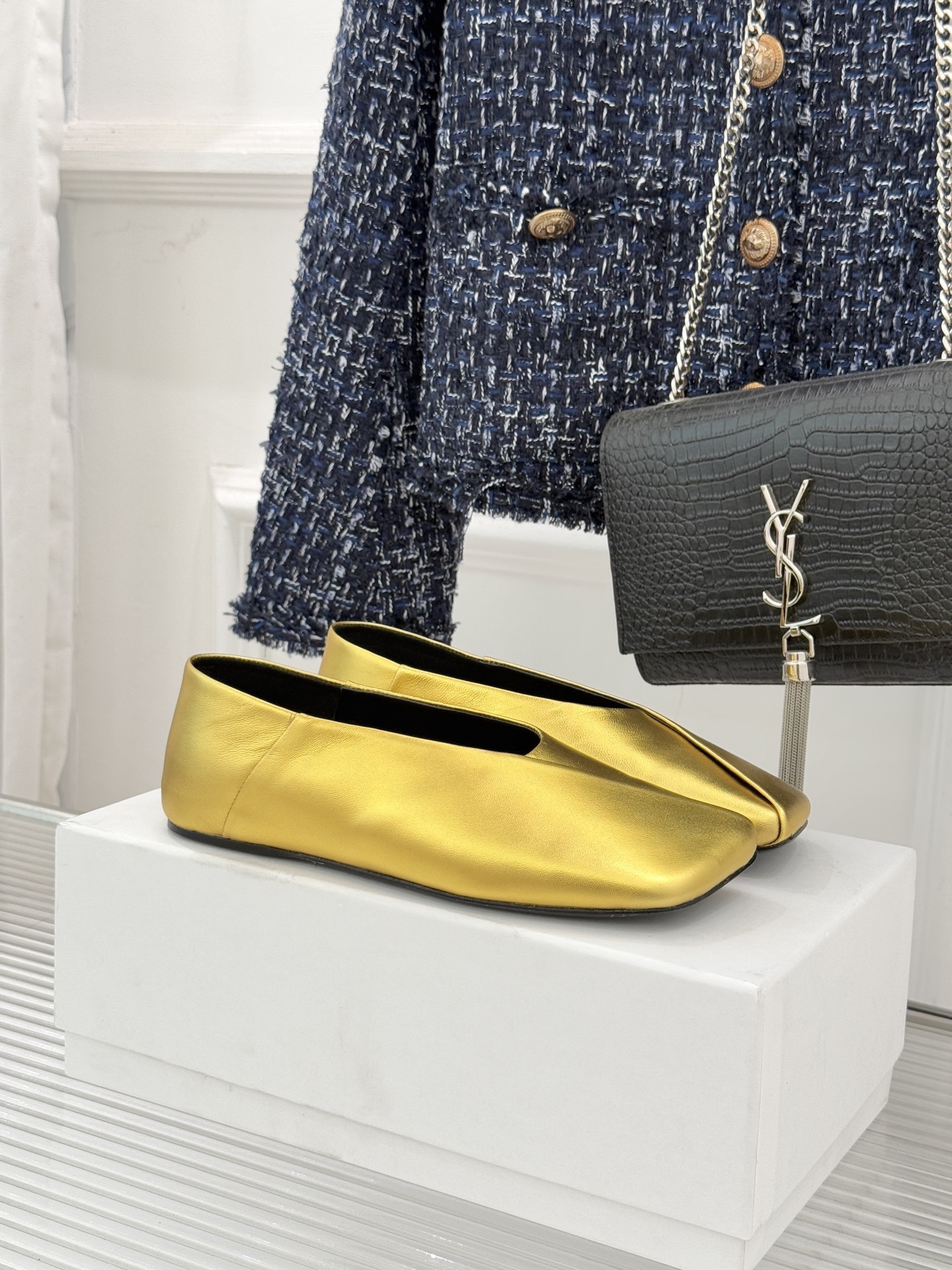 Jil Sander/吉尔桑达极26WF新品简大方头平底单鞋以德国设计的理性美学雕琢极简主义的鞋履范本。