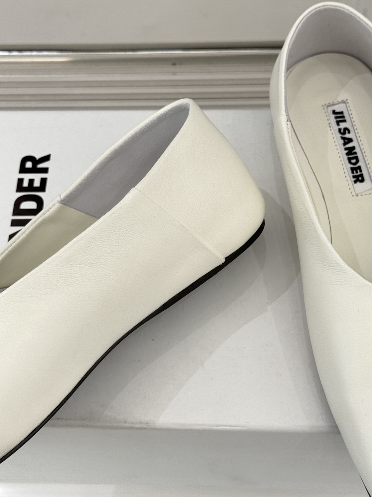 Jil Sander/吉尔桑达极26WF新品简大方头平底单鞋以德国设计的理性美学雕琢极简主义的鞋履范本。