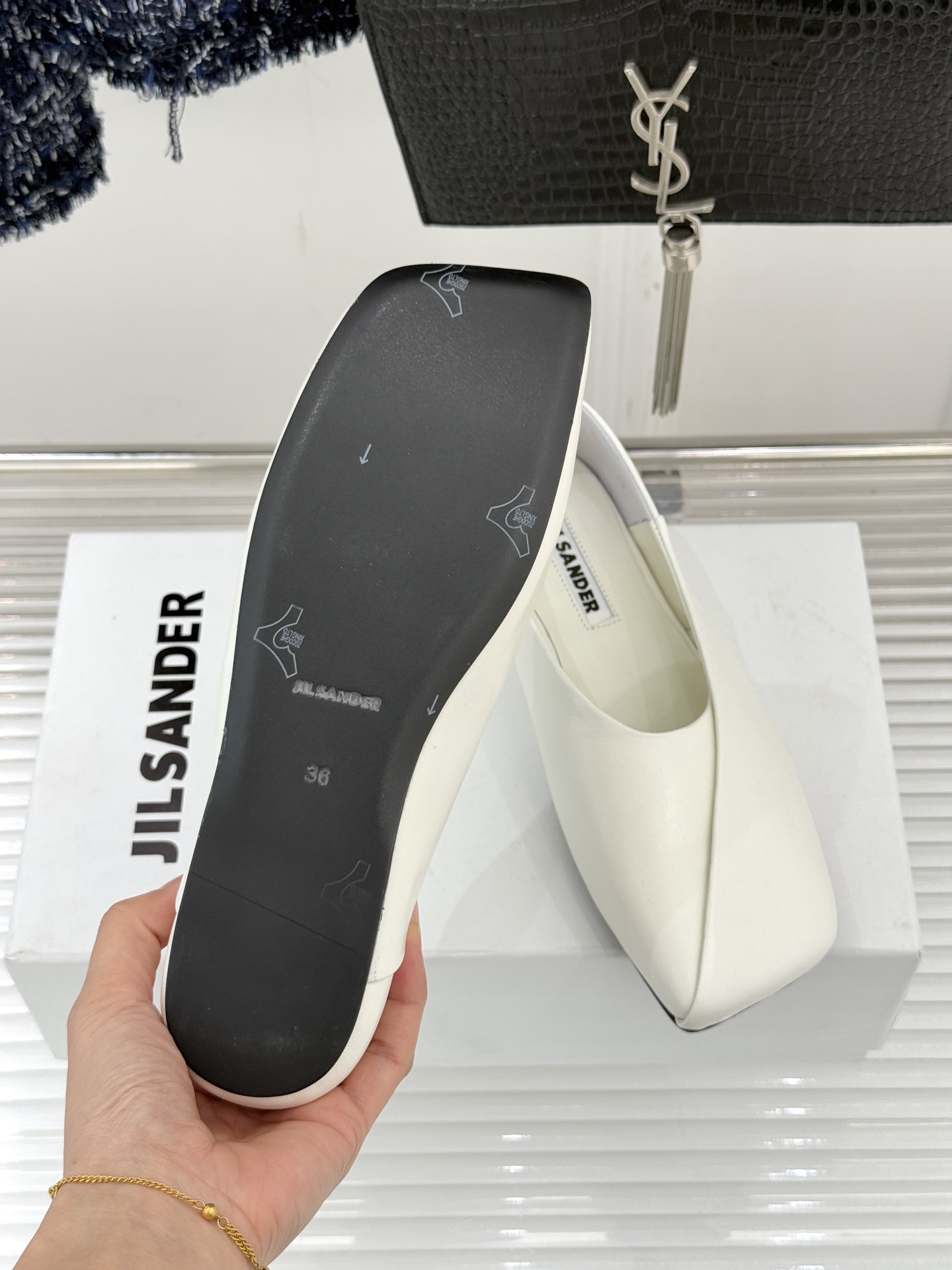 Jil Sander/吉尔桑达极26WF新品简大方头平底单鞋以德国设计的理性美学雕琢极简主义的鞋履范本。