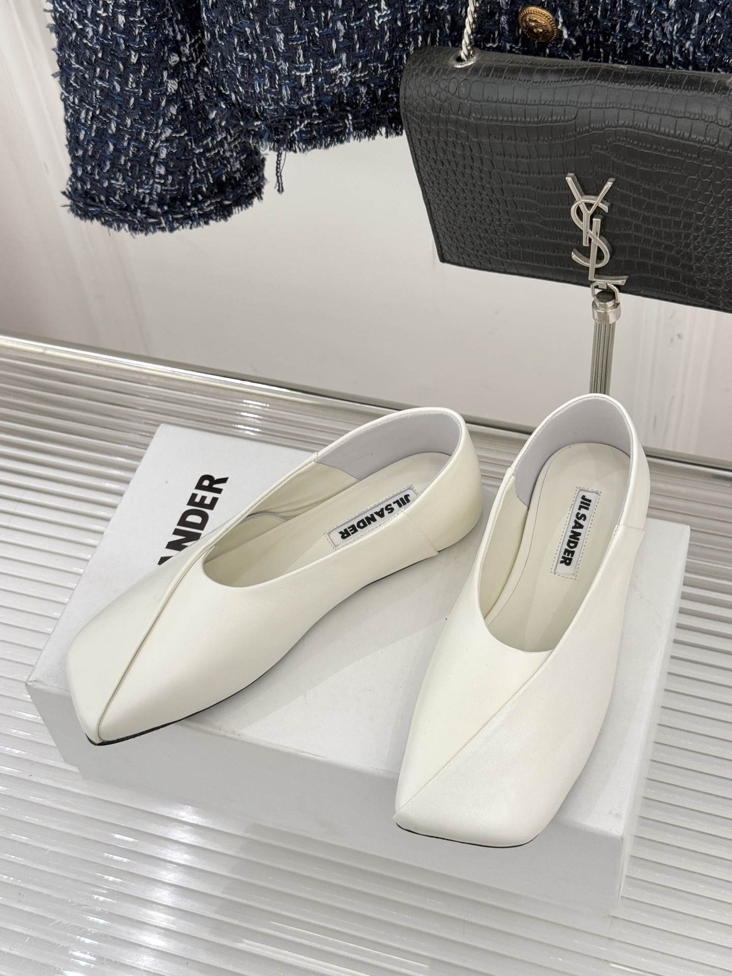 Jil Sander/吉尔桑达极26WF新品简大方头平底单鞋以德国设计的理性美学雕琢极简主义的鞋履范本。