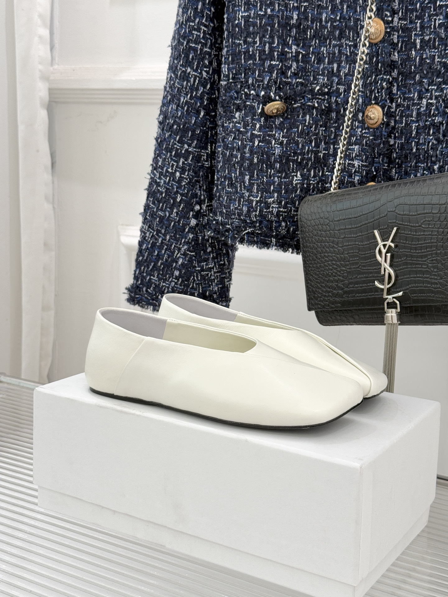 Jil Sander/吉尔桑达极26WF新品简大方头平底单鞋以德国设计的理性美学雕琢极简主义的鞋履范本。