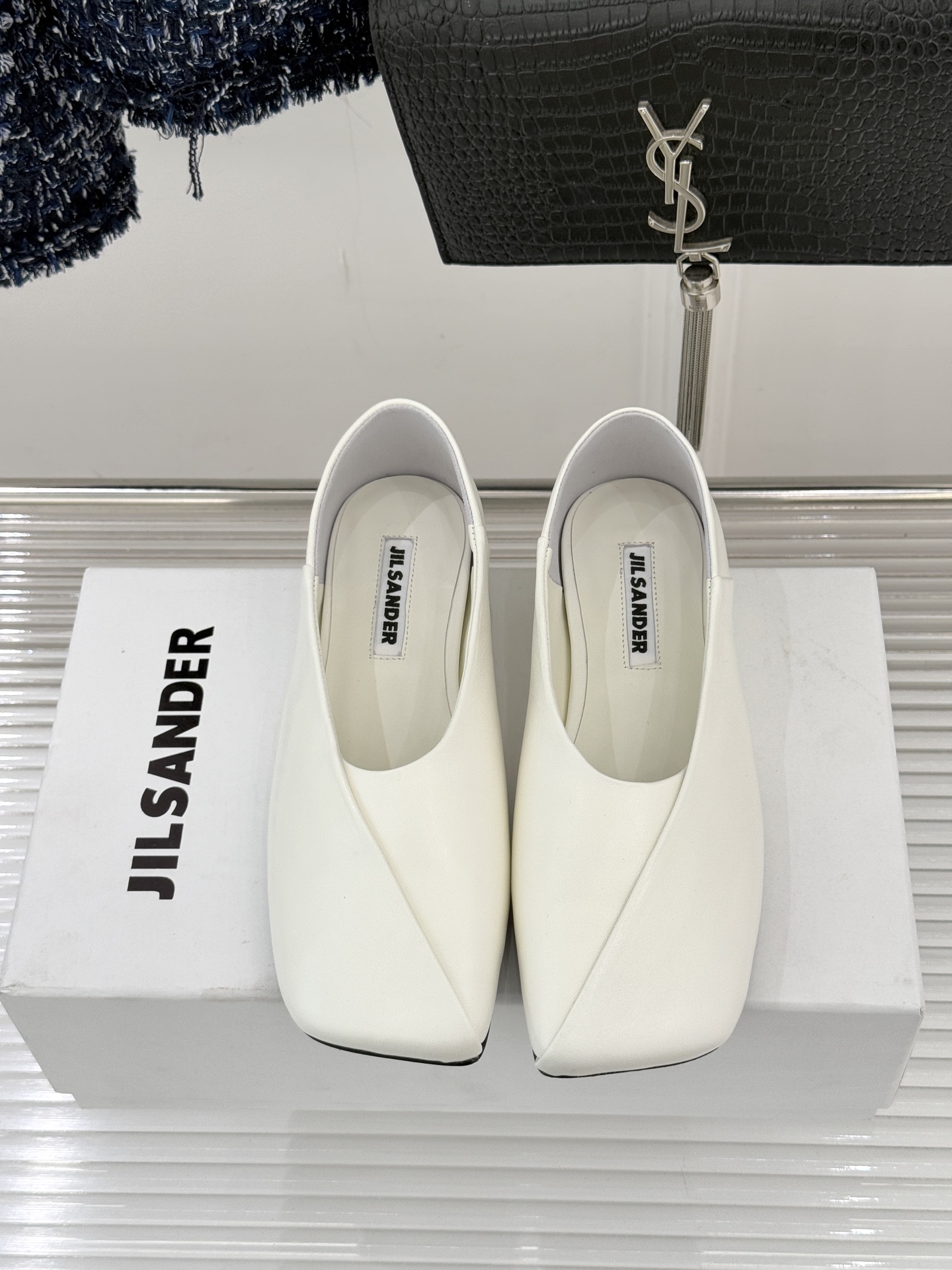 Jil Sander/吉尔桑达极26WF新品简大方头平底单鞋以德国设计的理性美学雕琢极简主义的鞋履范本。