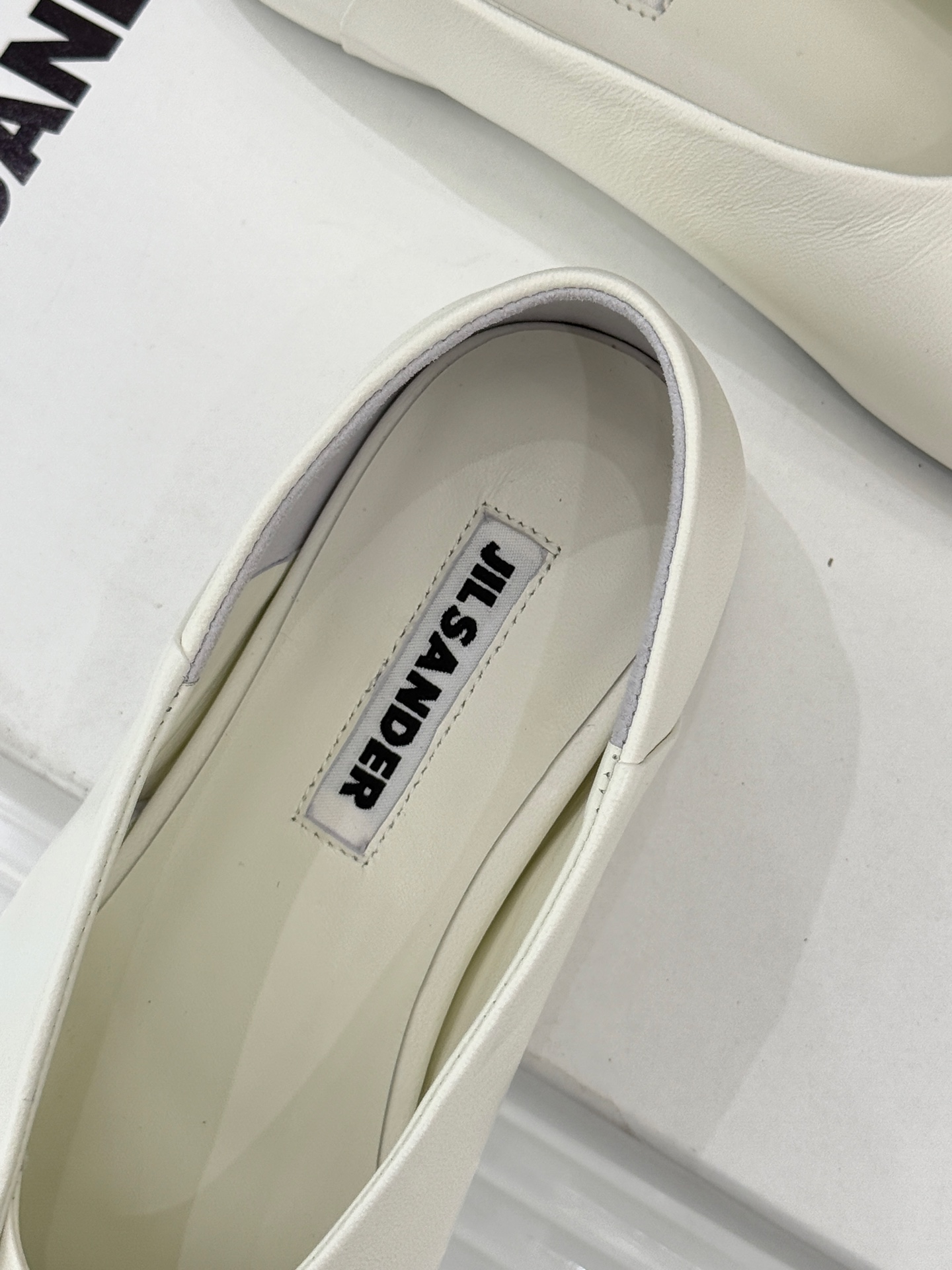 Jil Sander/吉尔桑达极26WF新品简大方头平底单鞋以德国设计的理性美学雕琢极简主义的鞋履范本。