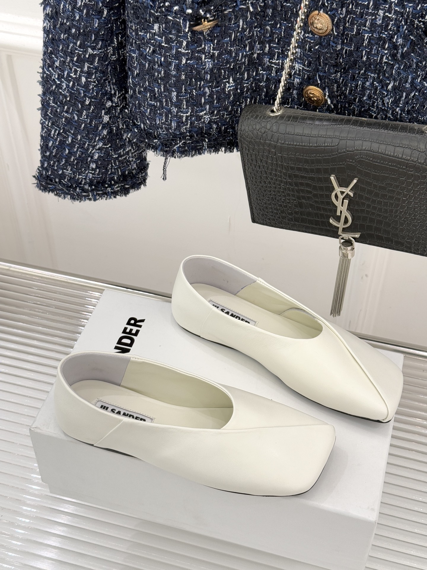 Jil Sander/吉尔桑达极26WF新品简大方头平底单鞋以德国设计的理性美学雕琢极简主义的鞋履范本。