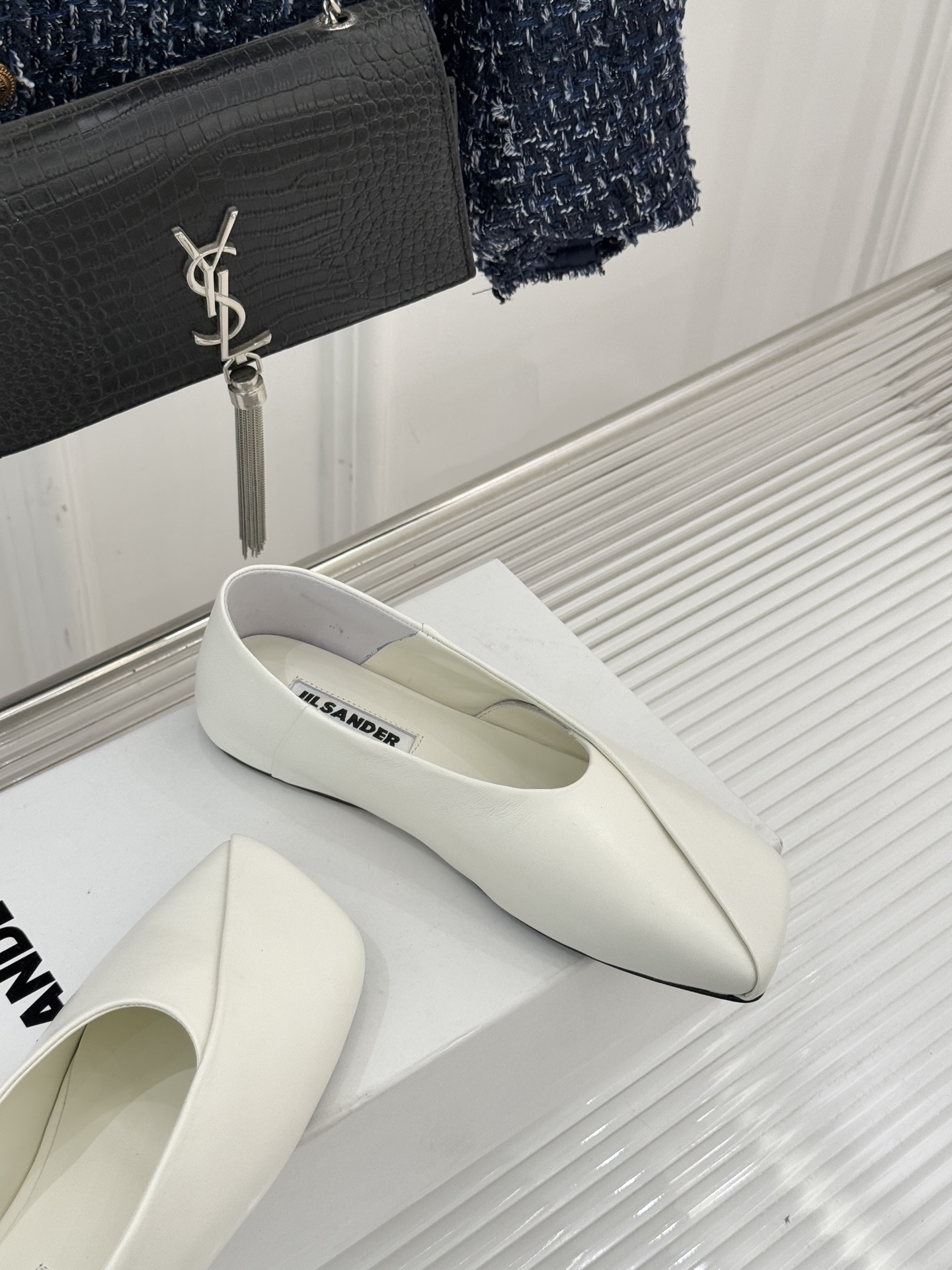 Jil Sander/吉尔桑达极26WF新品简大方头平底单鞋以德国设计的理性美学雕琢极简主义的鞋履范本。