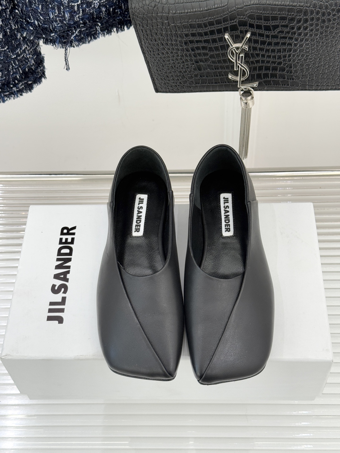 Jil Sander/吉尔桑达极26WF新品简大方头平底单鞋以德国设计的理性美学雕琢极简主义的鞋履范本。