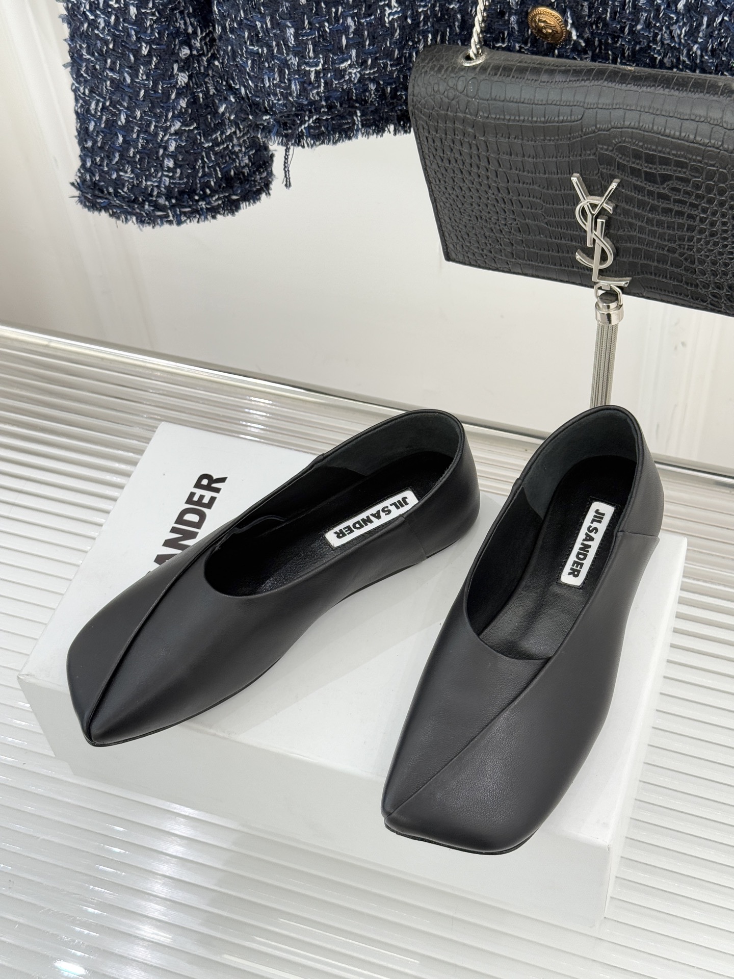 Jil Sander/吉尔桑达极26WF新品简大方头平底单鞋以德国设计的理性美学雕琢极简主义的鞋履范本。