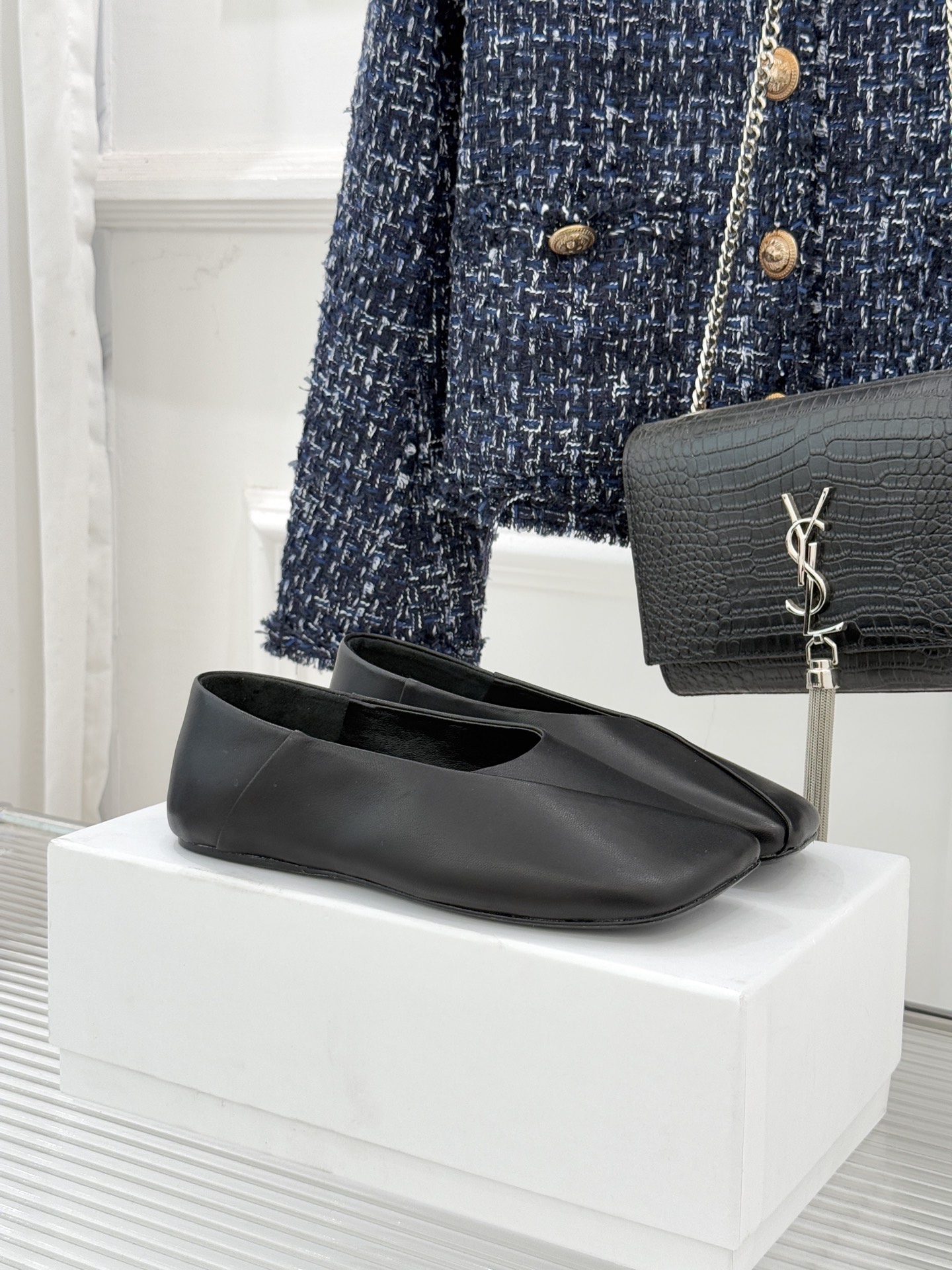 NO:721536,Jil Sander/Jil Sander's 26WF new product, simple square toe flat shoes, is a minimalist shoe model carved with the rational aesthetics of German design. The neat and large square toe outlines the architectural outline, and only uses precise lines and pure versions to highlight the sense of luxury. The brand's iconic 'minimalist' philosophy runs throughout. Invisible stitching and same-color stitching hide ingenuity. Pair it with suit pants for neat commuting, and embellish the long skirt with gentleness and elegance.  This pair of shoes that are both practical and sculptural allows low-key luxury to be integrated into daily walks, becoming a timeless classic in the wardrobe that spans seasons. The fabric is made of original custom leather, and the lining is sheepskin. The genuine leather outsole imported from Italy size 35-39 (customized 40/41) No. 9252026121, Mary Jane, jil sander, jil sander, mary jane, skirts, business suit, sheepskin, Leather soles19860909Jil Sander/吉尔桑达极26WF新品 简大方头平底单鞋 以德国设计的理性美学 雕琢极简主义的鞋履范本. 利落大方头勾勒建筑感轮廓 仅以精准线条与纯粹版型彰显高级感. 品牌标志性的“极简”哲学贯穿始终 隐形缝线与同色系车线暗藏匠心 搭配西装裤利落通勤 点缀长裙温柔雅致. 这双兼具实穿性与雕塑感的单鞋 让低调奢感融入日常步履 成为衣橱中跨越季节的永恒经典. 面料采用原版定制皮料 内里踮脚均为羊皮 意大利进口真皮大底 size35-39（40/41定制） 编号9252026121,玛丽珍,jil sander,jil sander,mary jane,skirts,business suit,sheepskin,Leather soles,Women's Shoes