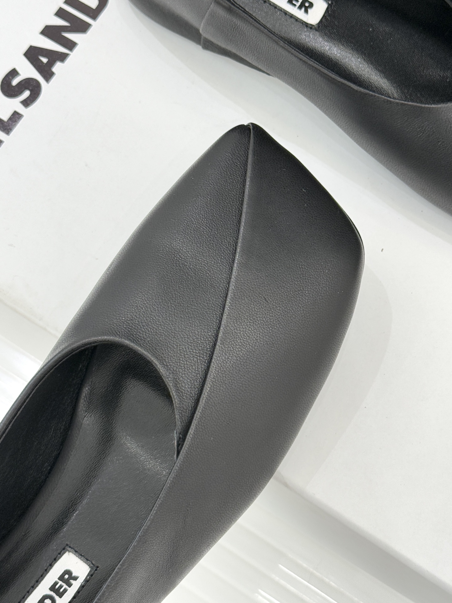 Jil Sander/吉尔桑达极26WF新品简大方头平底单鞋以德国设计的理性美学雕琢极简主义的鞋履范本。