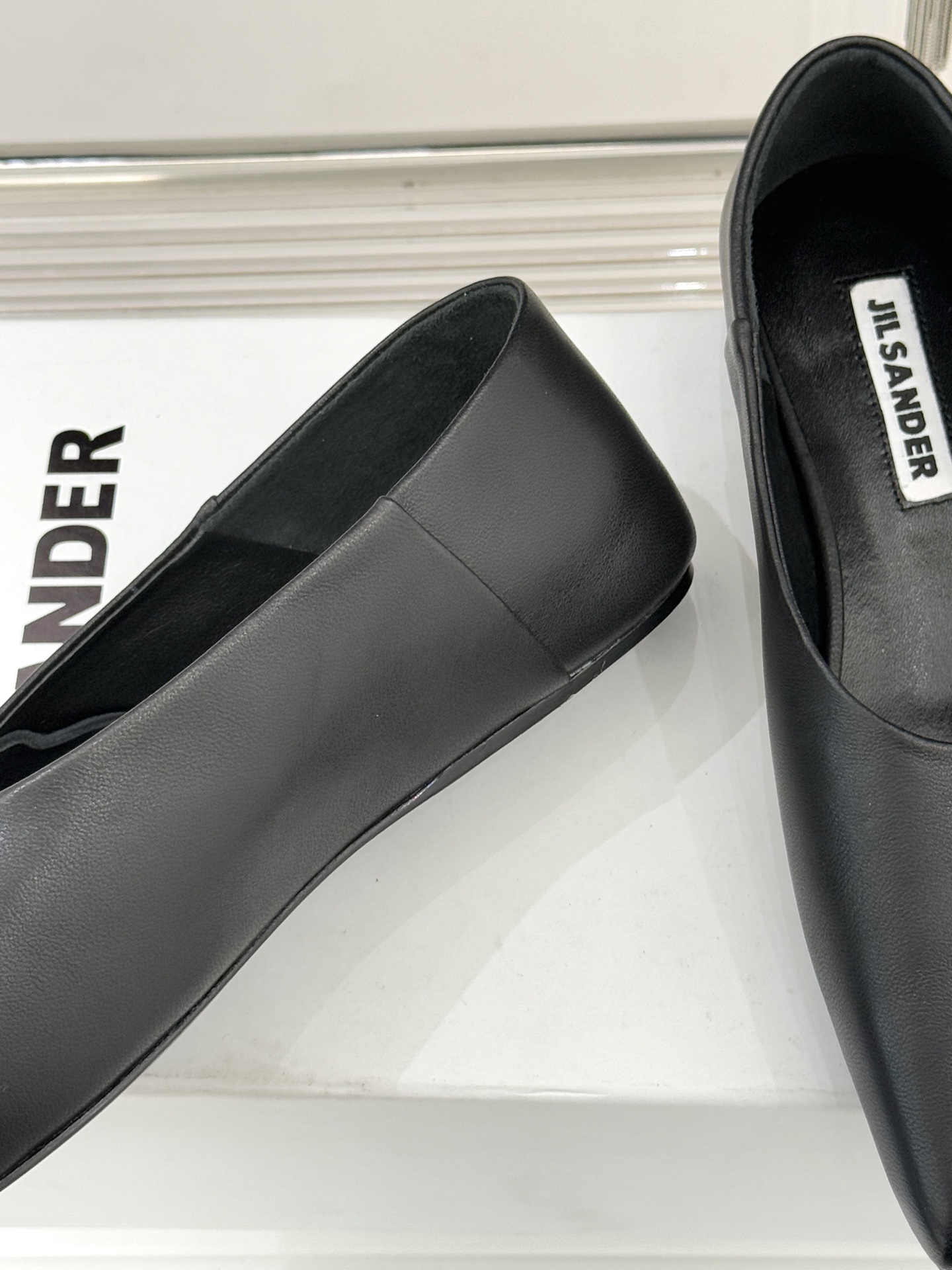 Jil Sander/吉尔桑达极26WF新品简大方头平底单鞋以德国设计的理性美学雕琢极简主义的鞋履范本。