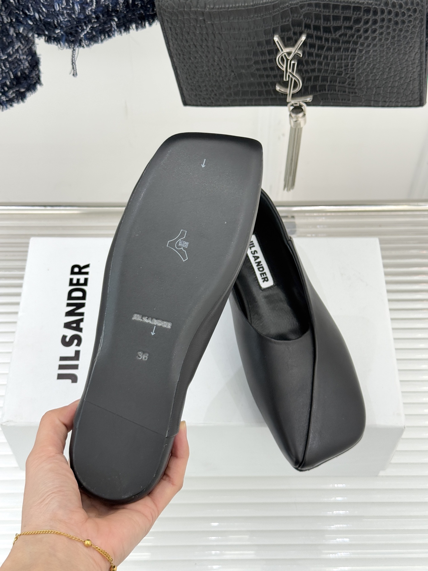 Jil Sander/吉尔桑达极26WF新品简大方头平底单鞋以德国设计的理性美学雕琢极简主义的鞋履范本。