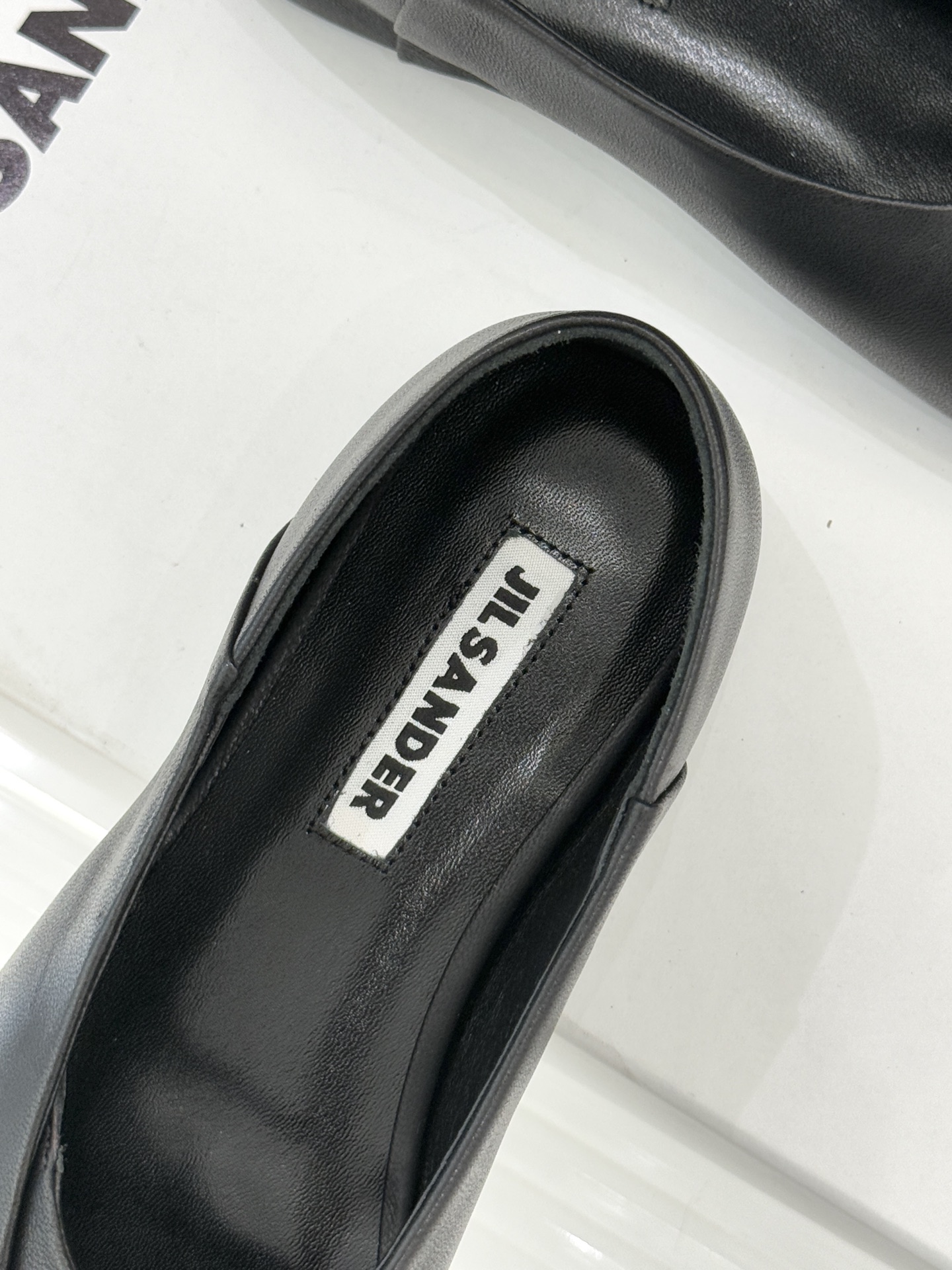 Jil Sander/吉尔桑达极26WF新品简大方头平底单鞋以德国设计的理性美学雕琢极简主义的鞋履范本。