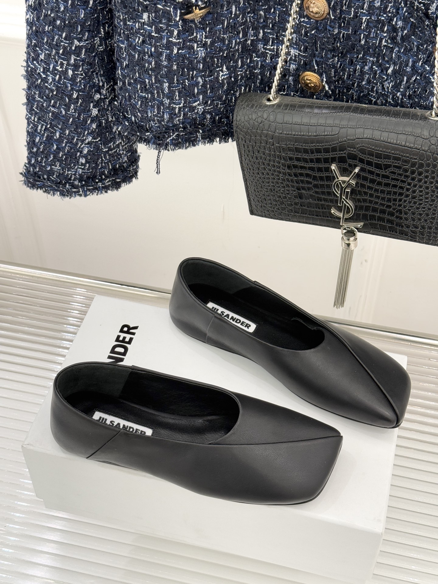 Jil Sander/吉尔桑达极26WF新品简大方头平底单鞋以德国设计的理性美学雕琢极简主义的鞋履范本。