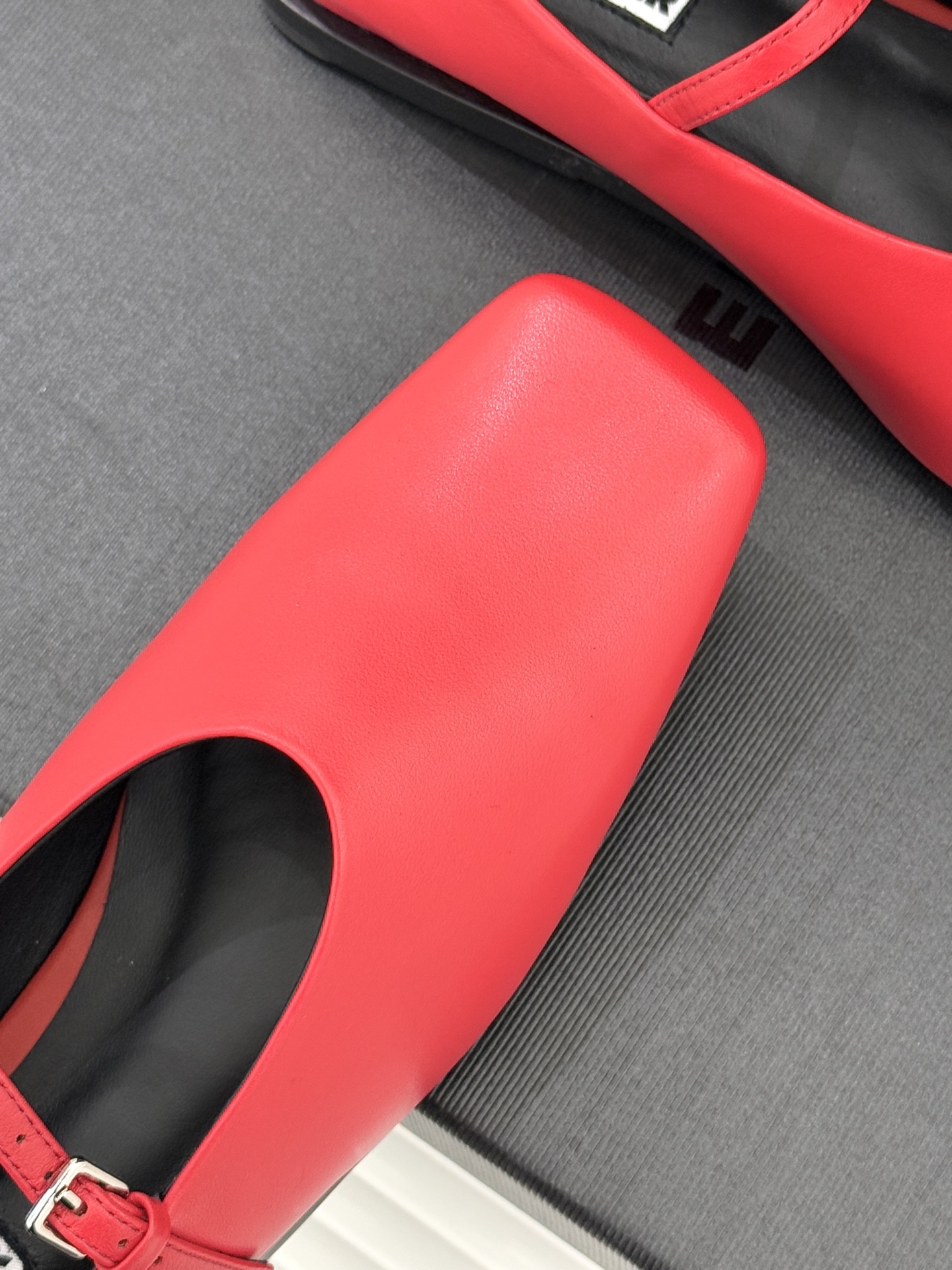 Jil Sander/吉尔桑达26WF新品极简方头平底玛丽珍鞋以“少即是多”的设计哲学重塑玛丽珍鞋的经典