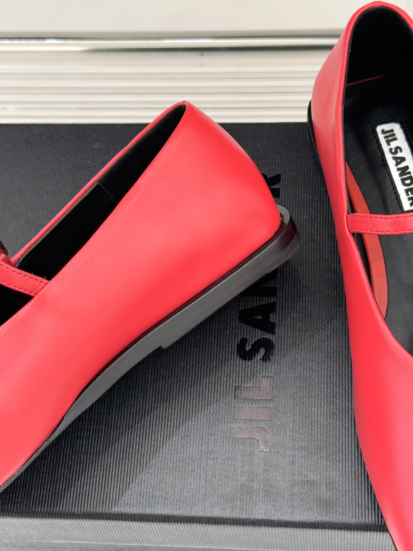 Jil Sander/吉尔桑达26WF新品极简方头平底玛丽珍鞋以“少即是多”的设计哲学重塑玛丽珍鞋的经典