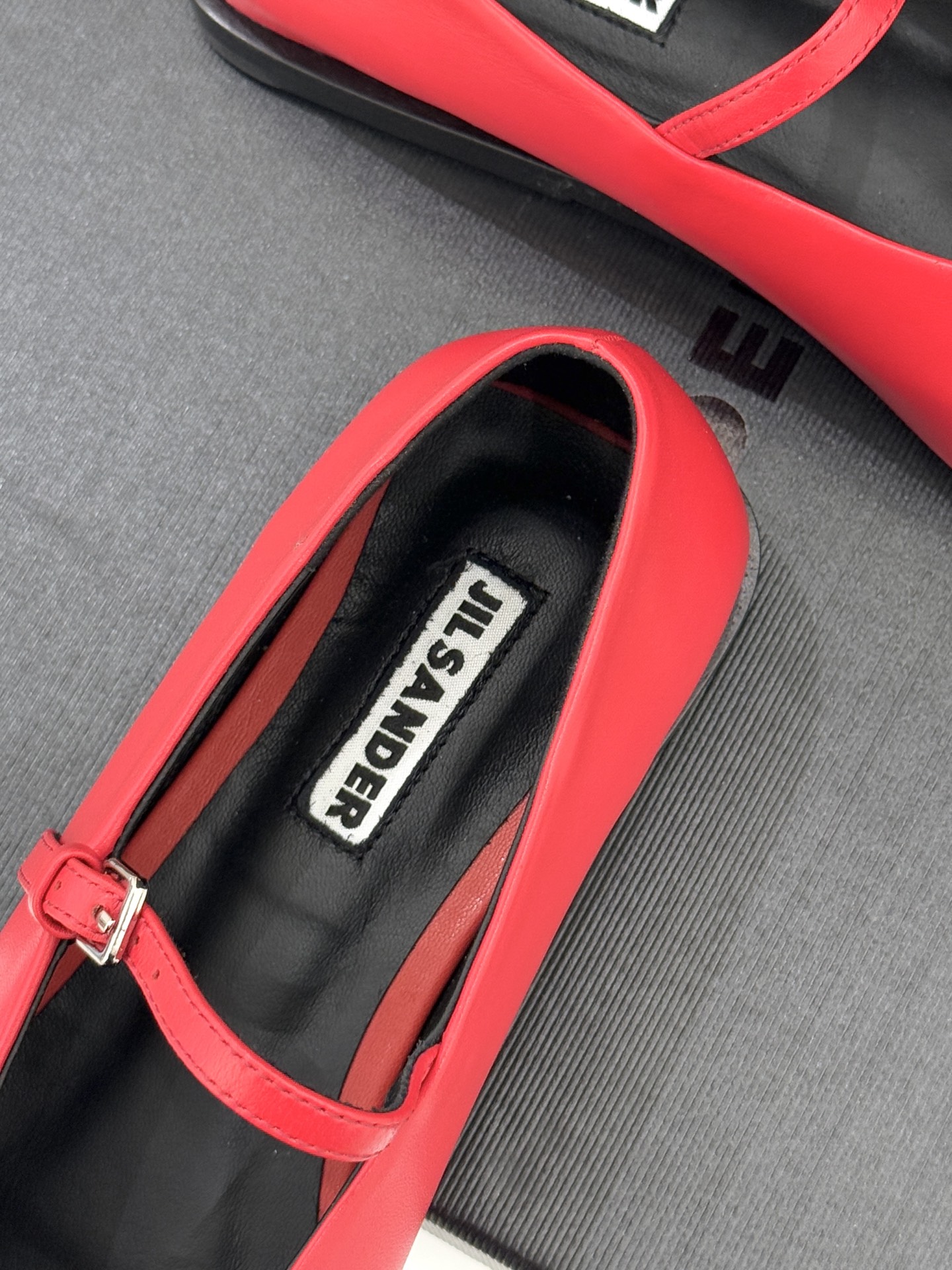 Jil Sander/吉尔桑达26WF新品极简方头平底玛丽珍鞋以“少即是多”的设计哲学重塑玛丽珍鞋的经典