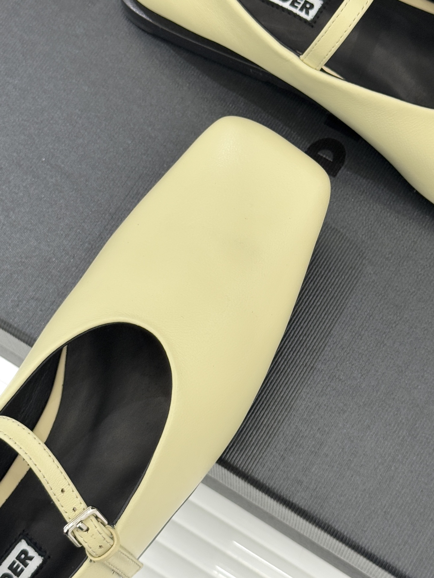 Jil Sander/吉尔桑达26WF新品极简方头平底玛丽珍鞋以“少即是多”的设计哲学重塑玛丽珍鞋的经典