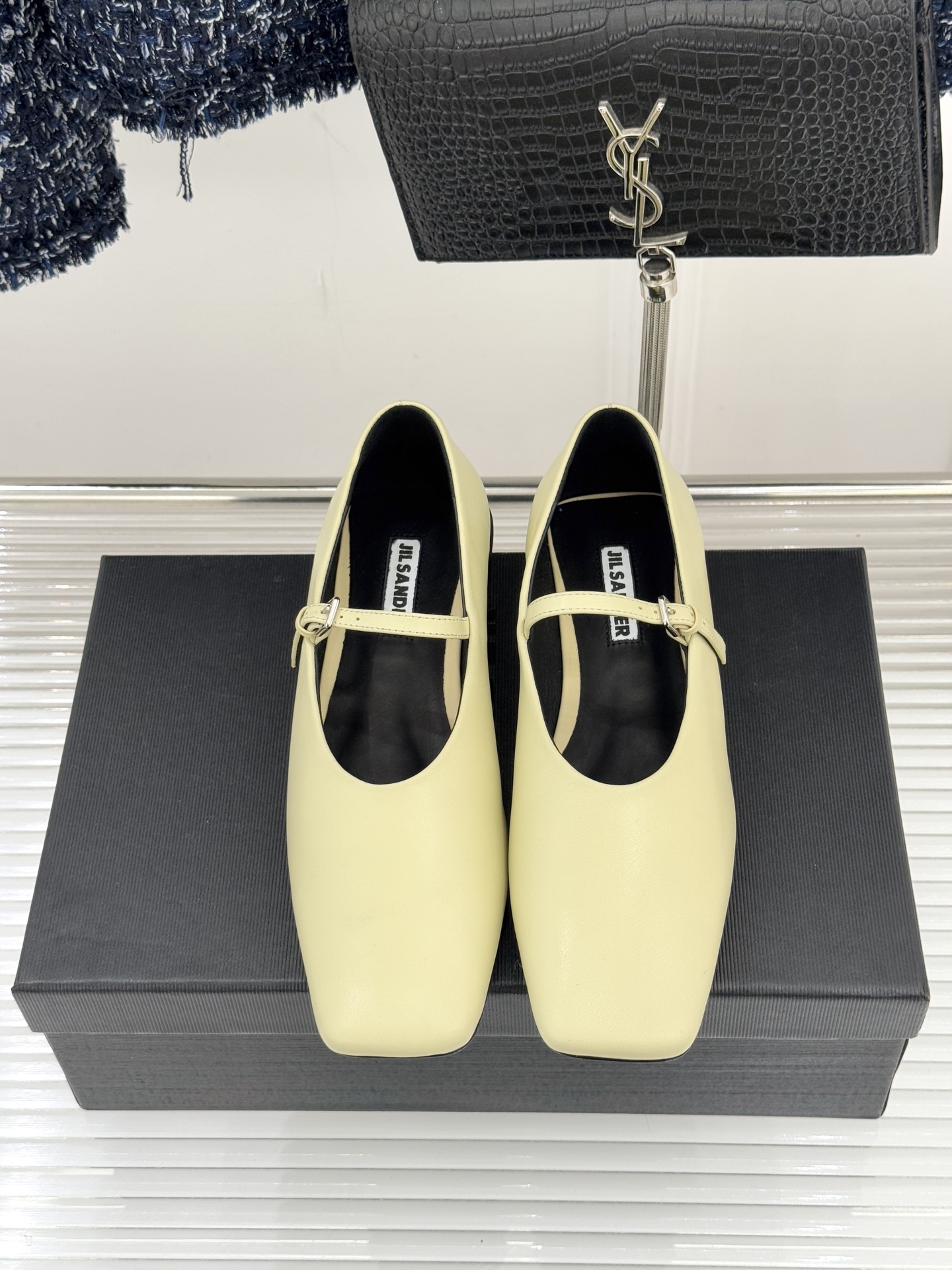 Jil Sander/吉尔桑达26WF新品极简方头平底玛丽珍鞋以“少即是多”的设计哲学重塑玛丽珍鞋的经典