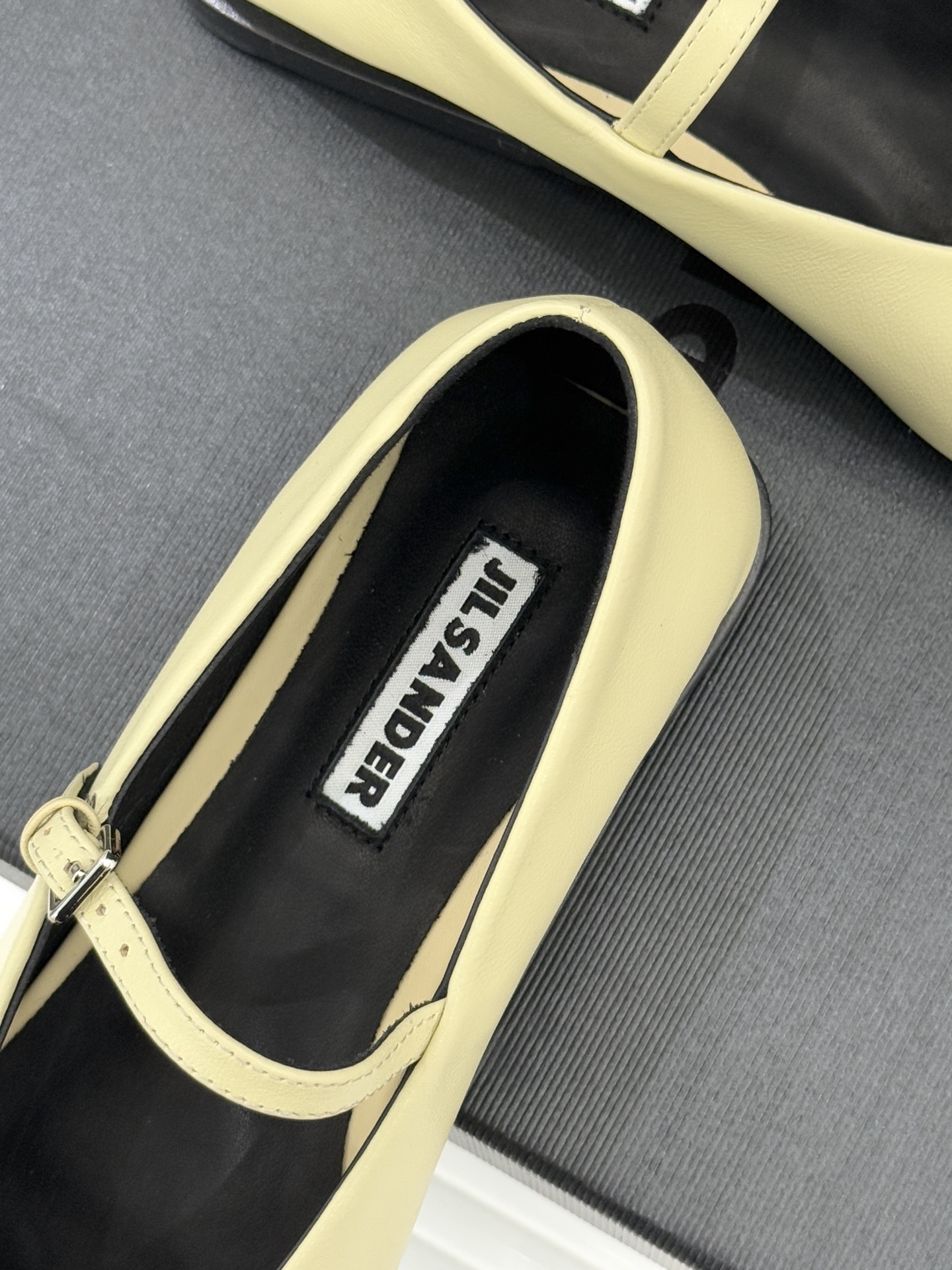Jil Sander/吉尔桑达26WF新品极简方头平底玛丽珍鞋以“少即是多”的设计哲学重塑玛丽珍鞋的经典