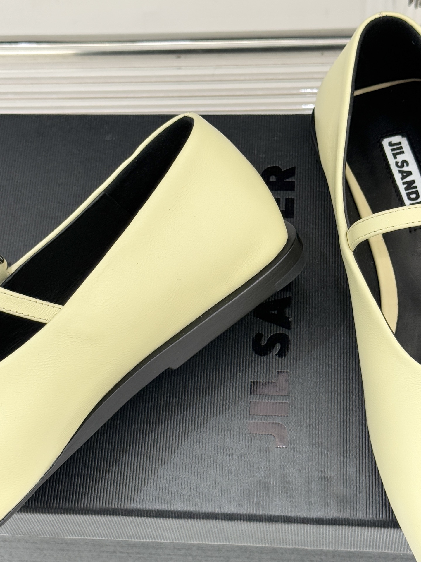 Jil Sander/吉尔桑达26WF新品极简方头平底玛丽珍鞋以“少即是多”的设计哲学重塑玛丽珍鞋的经典