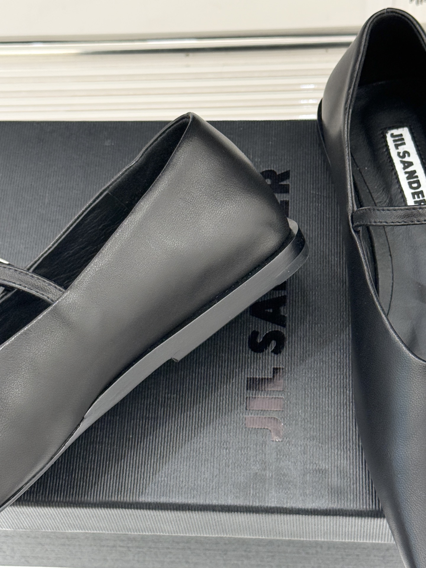 Jil Sander/吉尔桑达26WF新品极简方头平底玛丽珍鞋以“少即是多”的设计哲学重塑玛丽珍鞋的经典