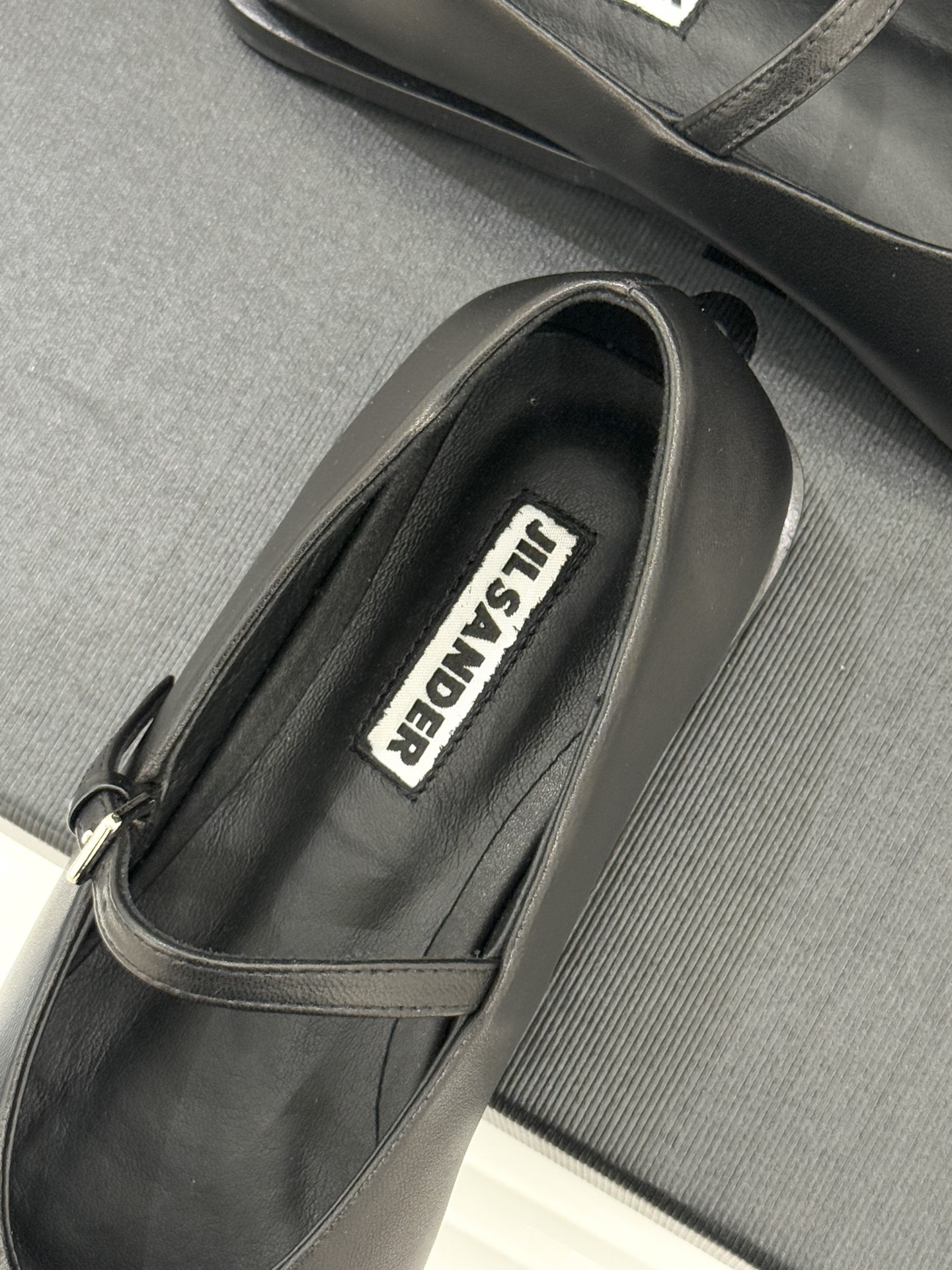Jil Sander/吉尔桑达26WF新品极简方头平底玛丽珍鞋以“少即是多”的设计哲学重塑玛丽珍鞋的经典