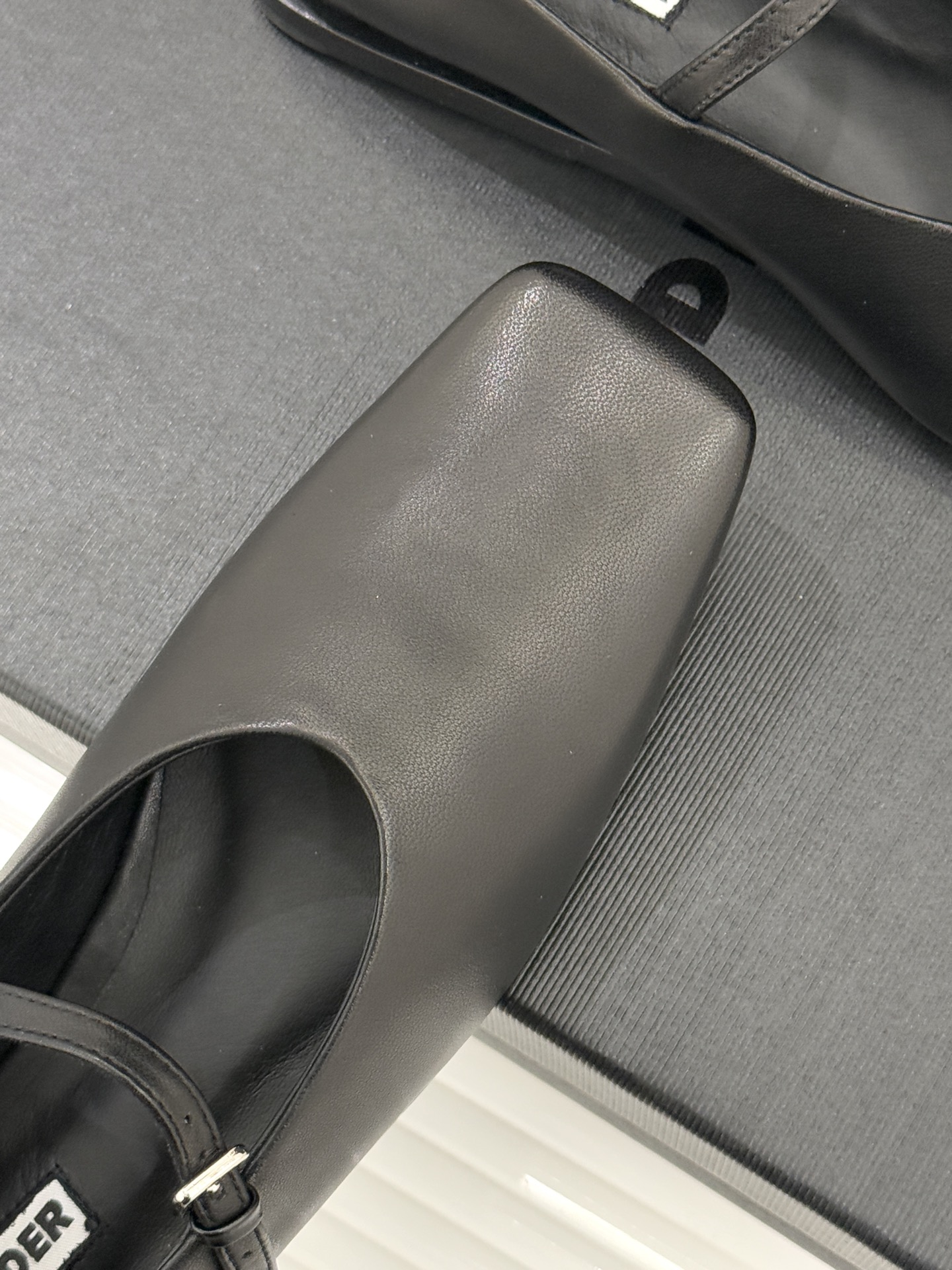Jil Sander/吉尔桑达26WF新品极简方头平底玛丽珍鞋以“少即是多”的设计哲学重塑玛丽珍鞋的经典