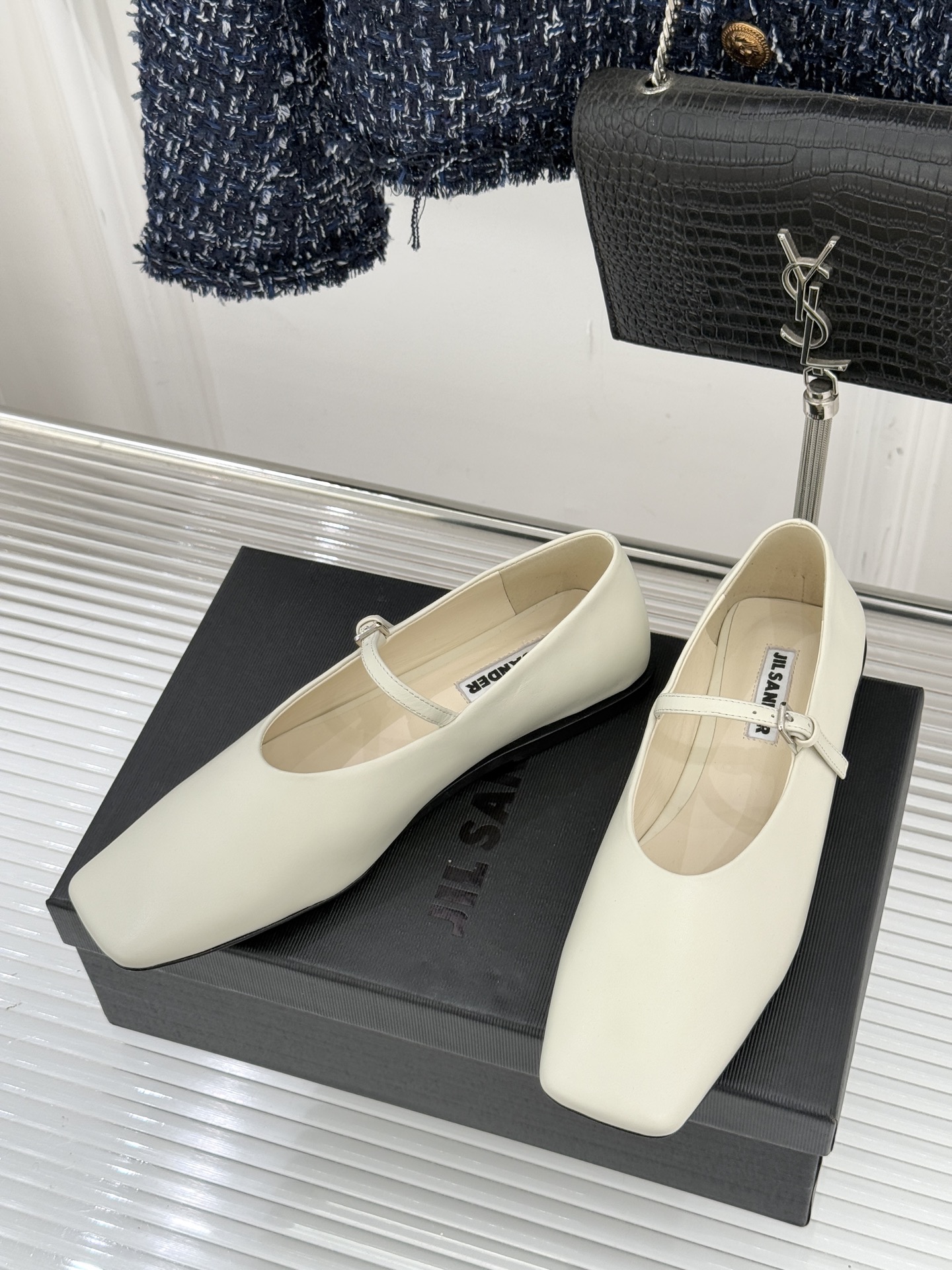 Jil Sander/吉尔桑达26WF新品极简方头平底玛丽珍鞋以“少即是多”的设计哲学重塑玛丽珍鞋的经典