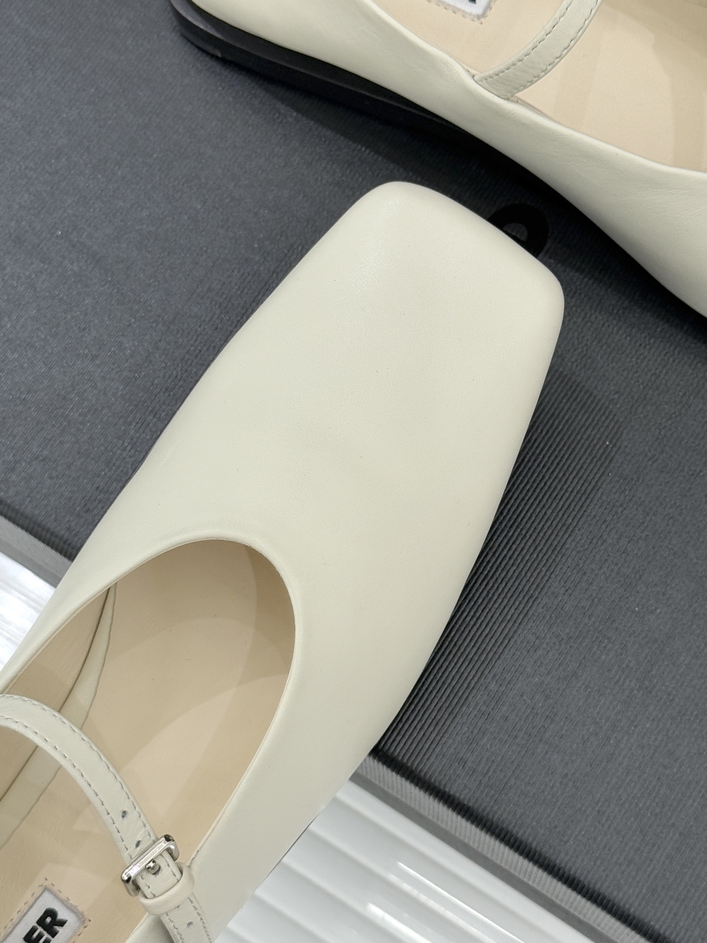 Jil Sander/吉尔桑达26WF新品极简方头平底玛丽珍鞋以“少即是多”的设计哲学重塑玛丽珍鞋的经典