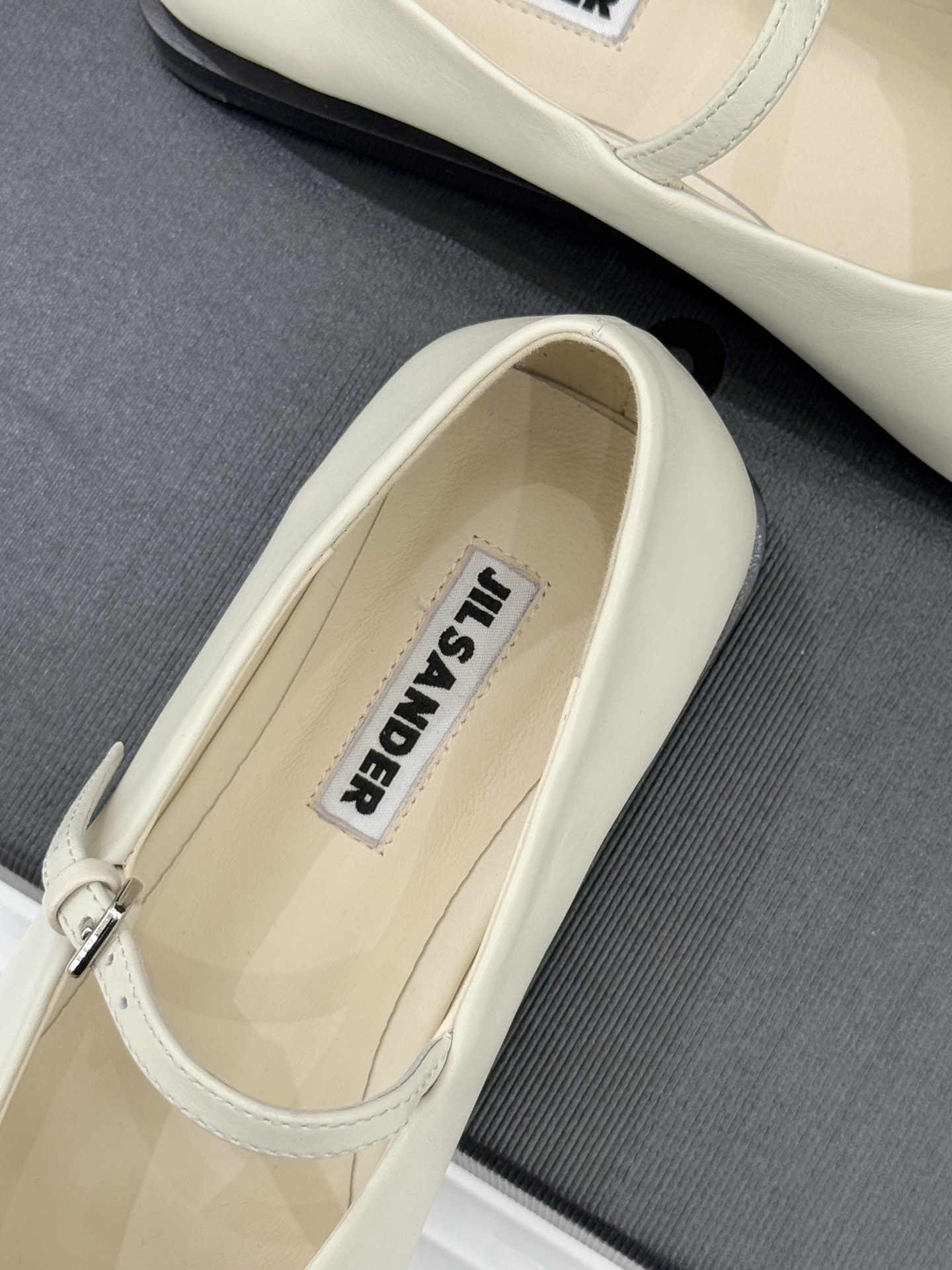 Jil Sander/吉尔桑达26WF新品极简方头平底玛丽珍鞋以“少即是多”的设计哲学重塑玛丽珍鞋的经典