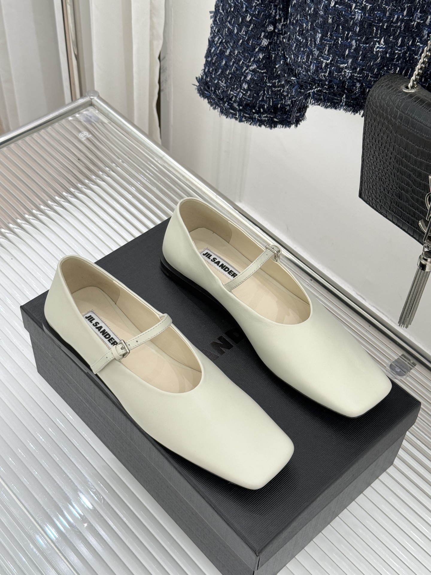 Jil Sander/吉尔桑达26WF新品极简方头平底玛丽珍鞋以“少即是多”的设计哲学重塑玛丽珍鞋的经典