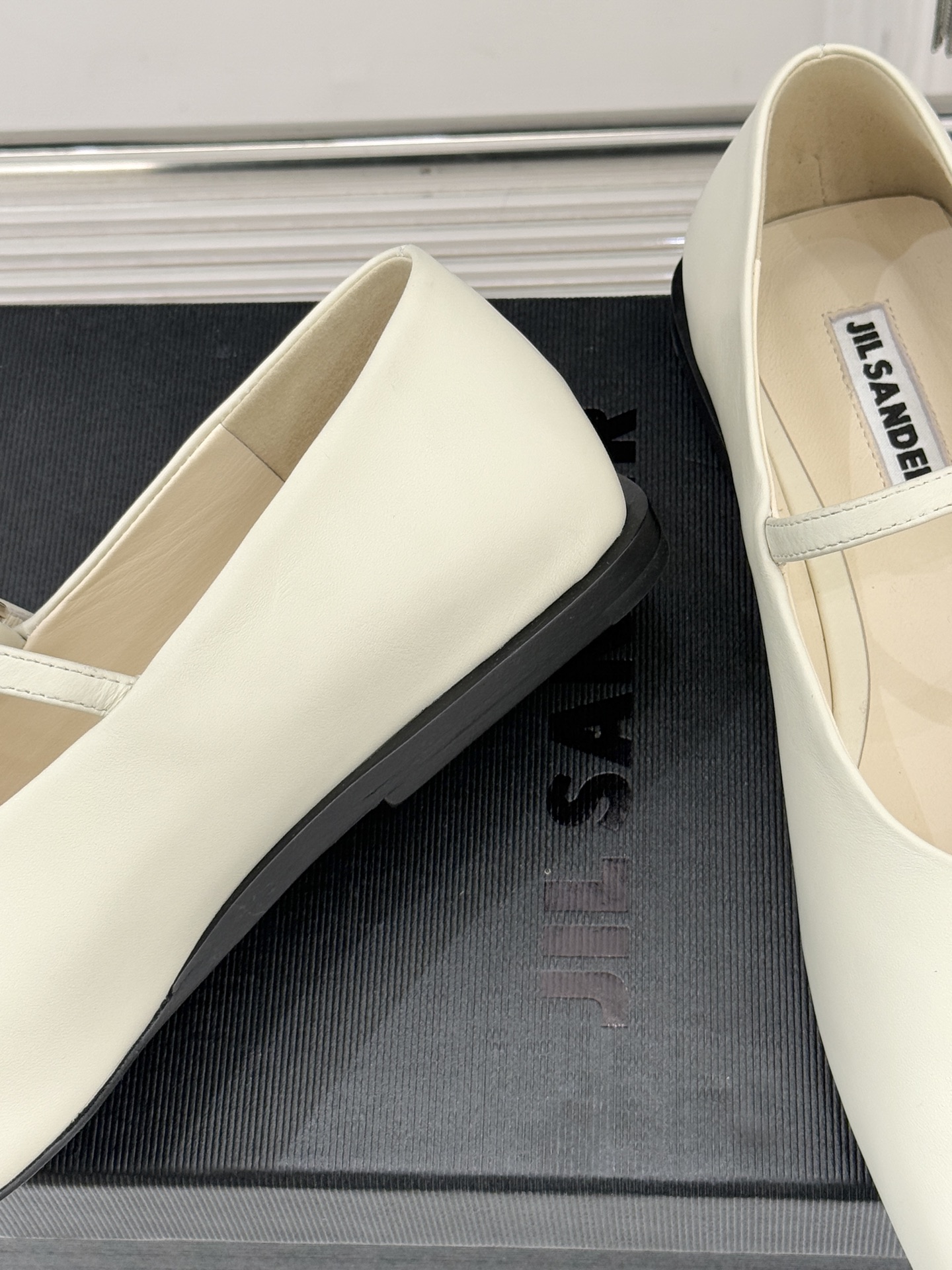 Jil Sander/吉尔桑达26WF新品极简方头平底玛丽珍鞋以“少即是多”的设计哲学重塑玛丽珍鞋的经典