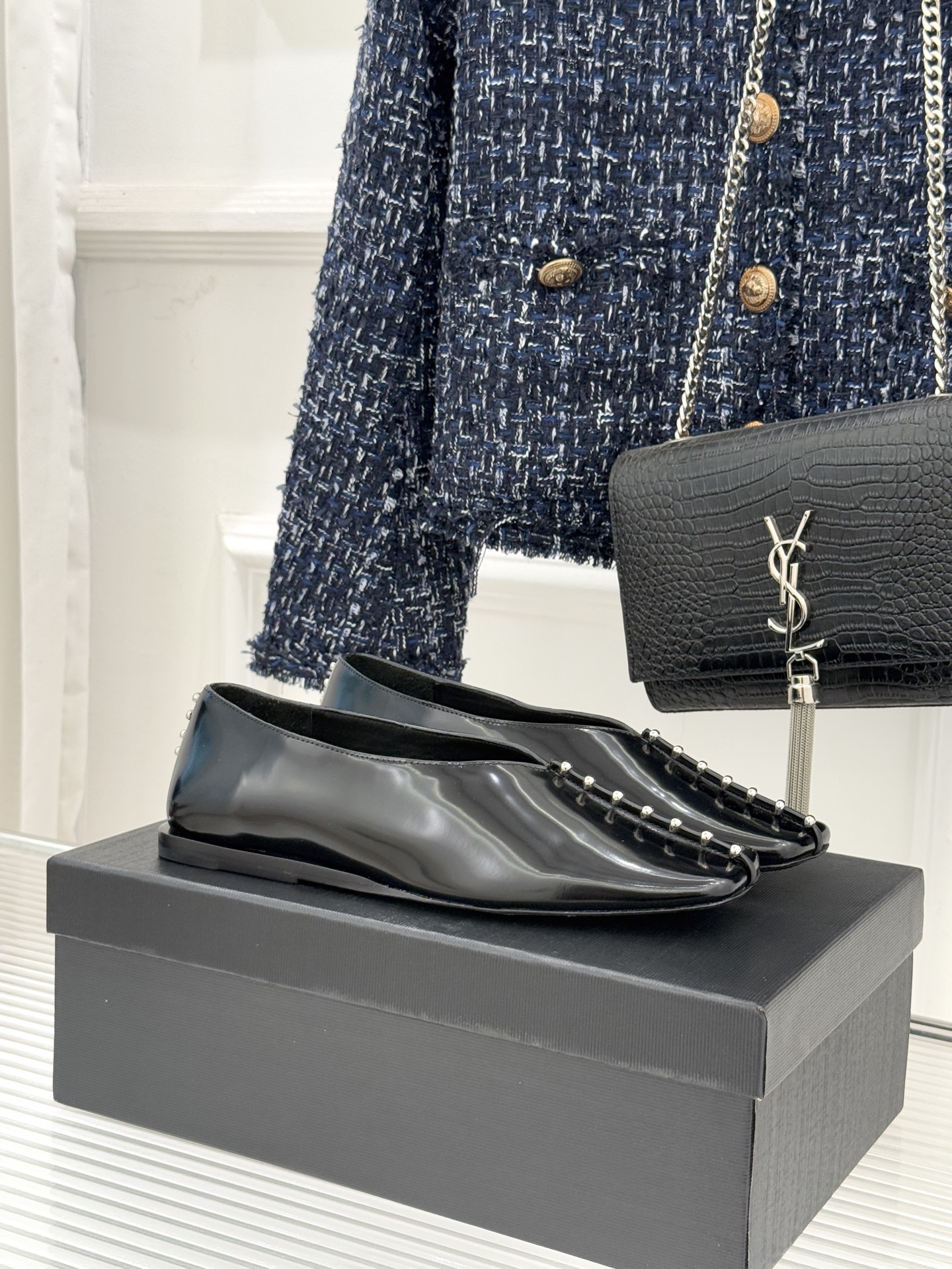 NO:721543,Jil Sander/Jil Sander's classic square-toe weave square-toe flat-soled witch ballet Mary Jane shoes are based on the brand philosophy of 'less is more'. It blends the unruliness of retro and witch shoes to weave a new expression of minimalism. The hand-woven upper hides the rhythm of texture. The lightness of neat square-toe witch shoes and ballet shoes injects cold romance into minimalist lines. The flat-soled design follows ergonomics and the latex insole gives the foot a cloud-like feel.  There is no burden for commuting or holiday roaming. Paired with a floral skirt, it is a Southern French idyll. Combined with jeans, it shows a sense of intelligence and relaxation, allowing the pure design to shine naturally in daily scenes. The fabric is made of original customized leather, and the lining and toes are all sheepskin. The genuine leather outsole imported from Italy size 35-39 (customized 40/41) No. 9372026121, Mary Jane, jil sander, jil sander, mary  jane,skirts,jeans,sheepskin,Leather soles19860909Jil Sander/吉尔桑达经典方头编织 方头平底女巫芭蕾舞玛丽珍鞋 以“少即是多”的品牌哲思为骨 将复古与女巫鞋的不羁熔于一炉 织就极简主义的全新表达. 手工编织鞋面暗藏肌理韵律 利落方头女巫鞋与芭蕾舞鞋的轻盈 在极简线条中注入冷调浪漫. 平底设计遵循人体工学 乳胶鞋垫赋予云朵般脚感 通勤暴走或假日漫游皆无负担. 搭配碎花裙是南法田园诗 组合牛仔裤显高智松弛感 让纯粹设计在日常场景中自然发光. 面料采用原版定制皮料 内里踮脚均为羊皮 意大利进口真皮大底 size35-39（40/41定制） 编号9372026121,玛丽珍,jil sander,jil sander,mary jane,skirts,jeans,sheepskin,Leather soles,Women's Shoes