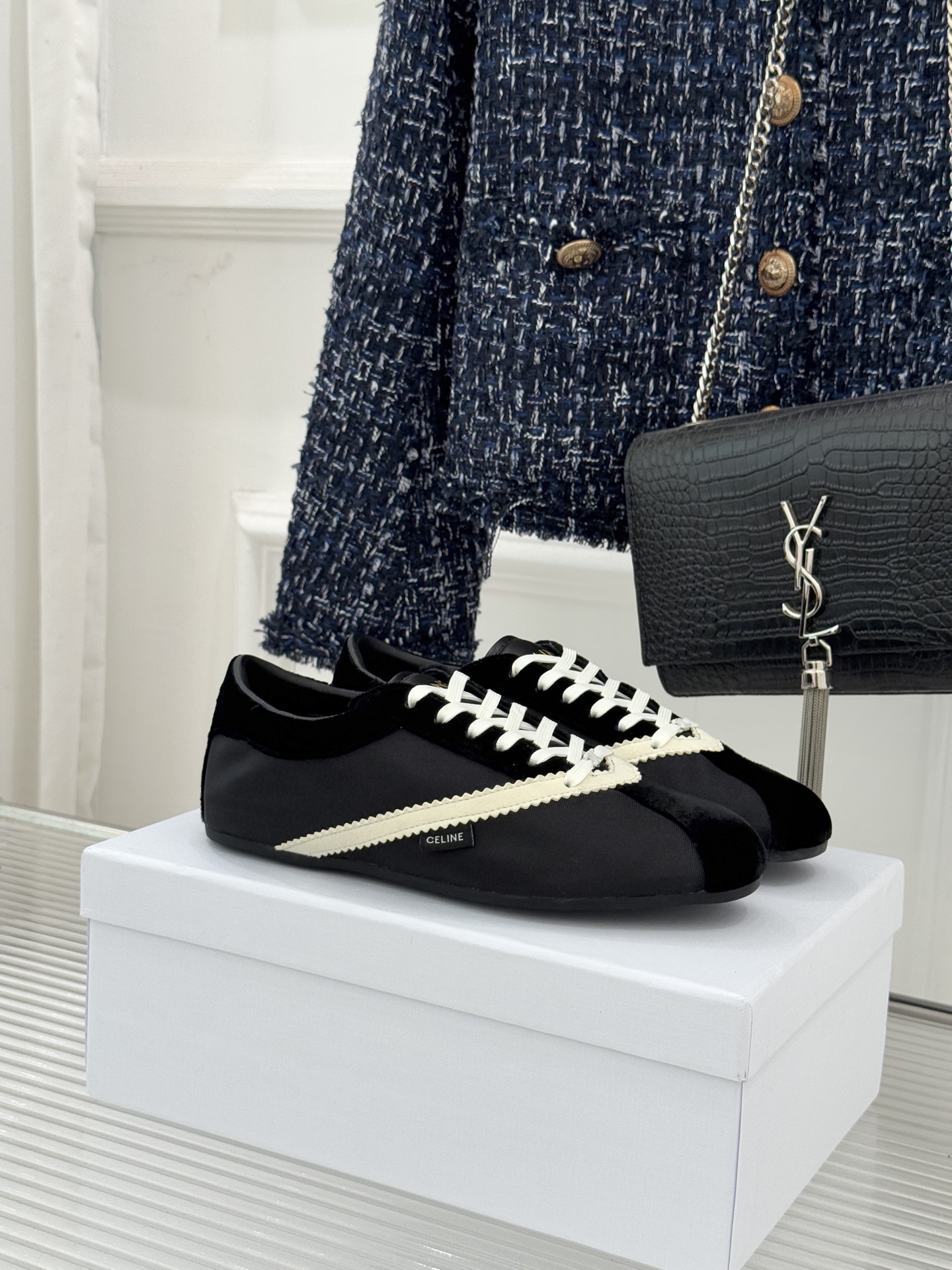 NO:721528,Celine/Celine 26WF new retro retro moral shoes sneakers. Whoever wears them will love them. They are simply the ceiling of the fashion industry. Simple design with high-end color matching. The classic 'mountain' suede toe is light and retro, full of old money style. The logo on the tongue and back vamp is low-key and eye-catching. The Arc de Triomphe hardware buckle is highly brand-recognizable. It can be matched with any style, including jeans, sweatpants, skirts... everything can be matched.  Whether it is daily outings, fitness or travel, you will be confident in any occasion and easily become the focus of the crowd. The fabric is made of original customized leather. The inner foot pads are all sheepskin. The original molded custom anti-slip outsole size35-39 (40 customized) No. 81720260121, casual shoes/sports shoes, celine, celine, sneakers, skirts, jeans, sheepskin, chamois leather19860909Celine/赛琳26WF新品复古 德训鞋运动鞋 一眼万年的 谁穿谁爱 简直是时尚界的天花板 简约设计搭配高级配色 经典的“山”字麂皮鞋头 轻盈复古 满满old money风. 鞋舌与后鞋面的Logo低调又吸睛 凯旋门五金扣极具品牌辨识度 随便搭配都超有范儿,牛仔裤 运动裤、裙子……万物皆可搭. 无论是日常出街、健身还是旅行漫步, 让你在任何场合都自信满满, 轻松成为人群焦点. 面料采用原版定制皮料 内里垫脚均为羊皮 原版开模定制防滑大底 size35-39（40定制） 编号81720260121,休闲鞋/运动鞋,celine,celine,sneakers,skirts,jeans,sheepskin,chamois leather,Women's Shoes