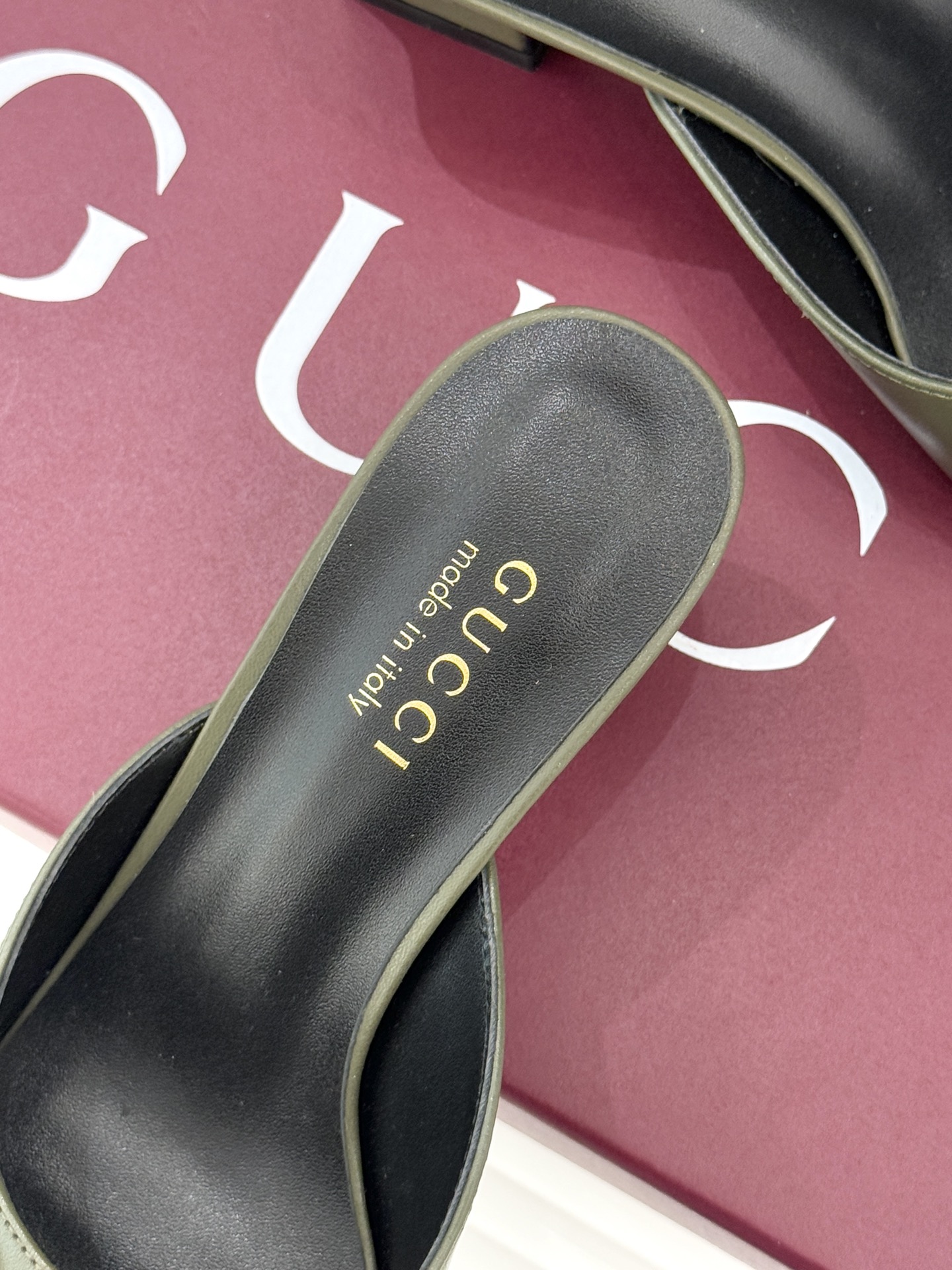 Gucci/古驰26WF春夏新品马衔扣鱼嘴粗跟拖鞋以时光为经纬 以自由为针线将品牌「随性的华美」具象为足