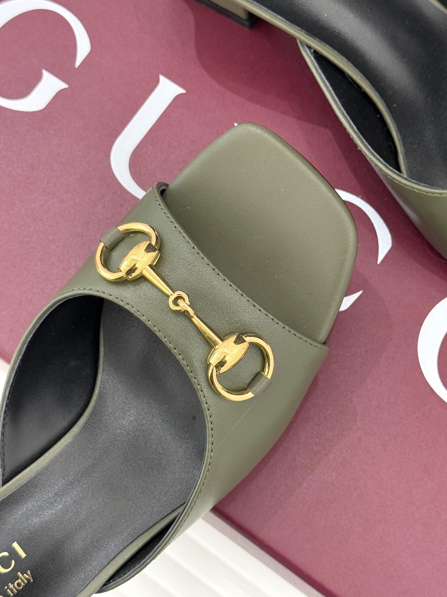 Gucci/古驰26WF春夏新品马衔扣鱼嘴粗跟拖鞋以时光为经纬 以自由为针线将品牌「随性的华美」具象为足