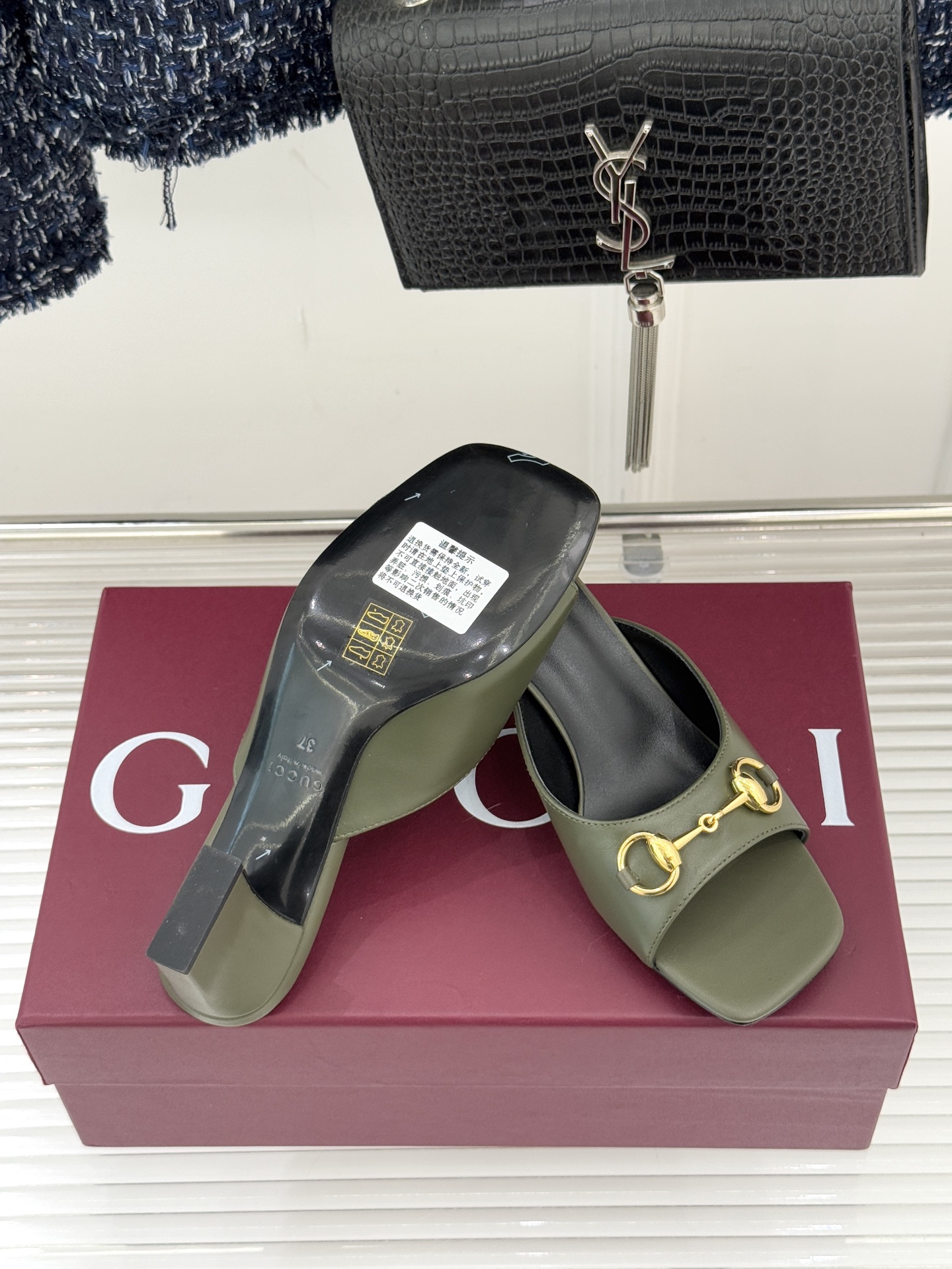 Gucci/古驰26WF春夏新品马衔扣鱼嘴粗跟拖鞋以时光为经纬 以自由为针线将品牌「随性的华美」具象为足