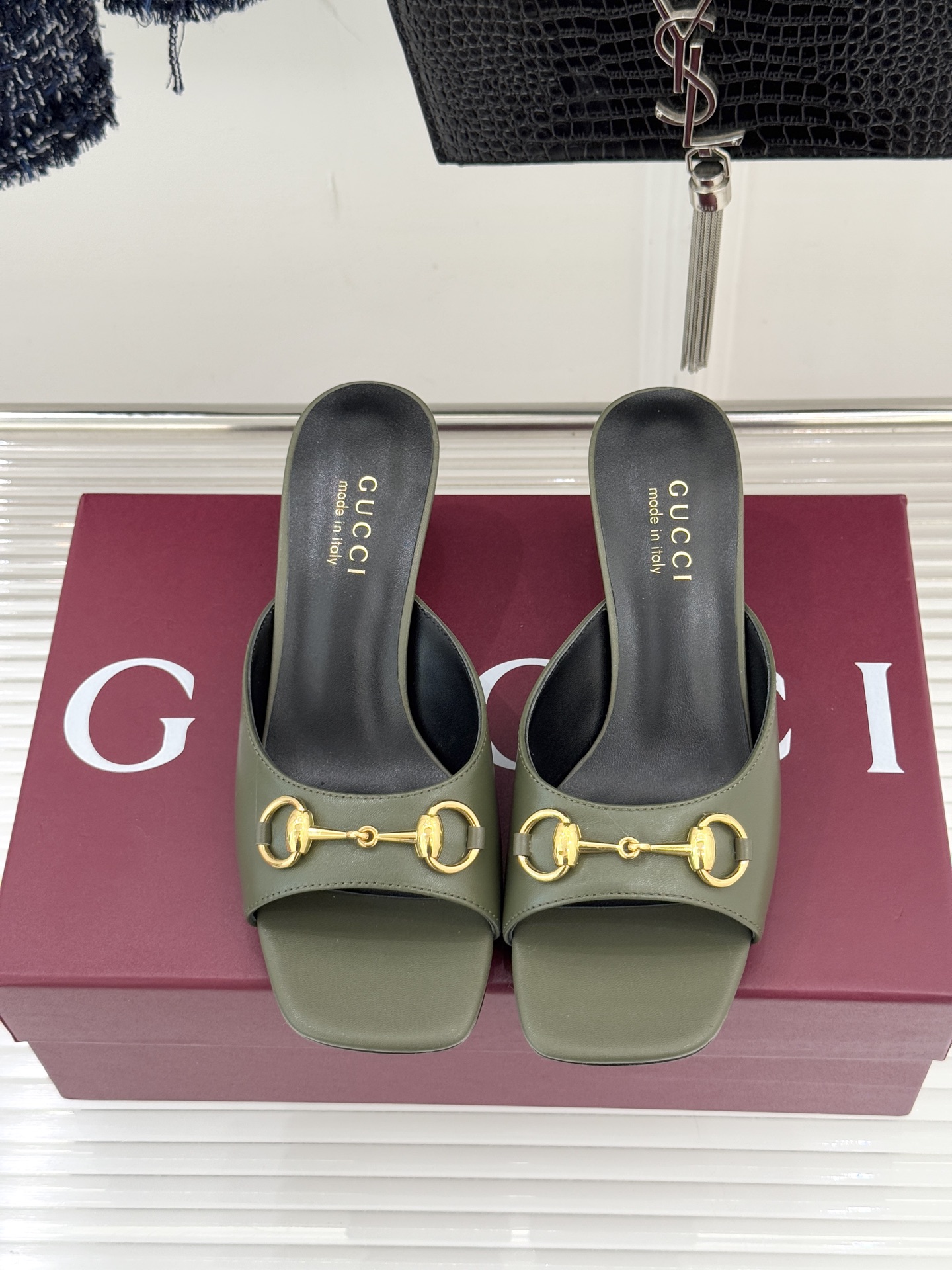 Gucci/古驰26WF春夏新品马衔扣鱼嘴粗跟拖鞋以时光为经纬 以自由为针线将品牌「随性的华美」具象为足