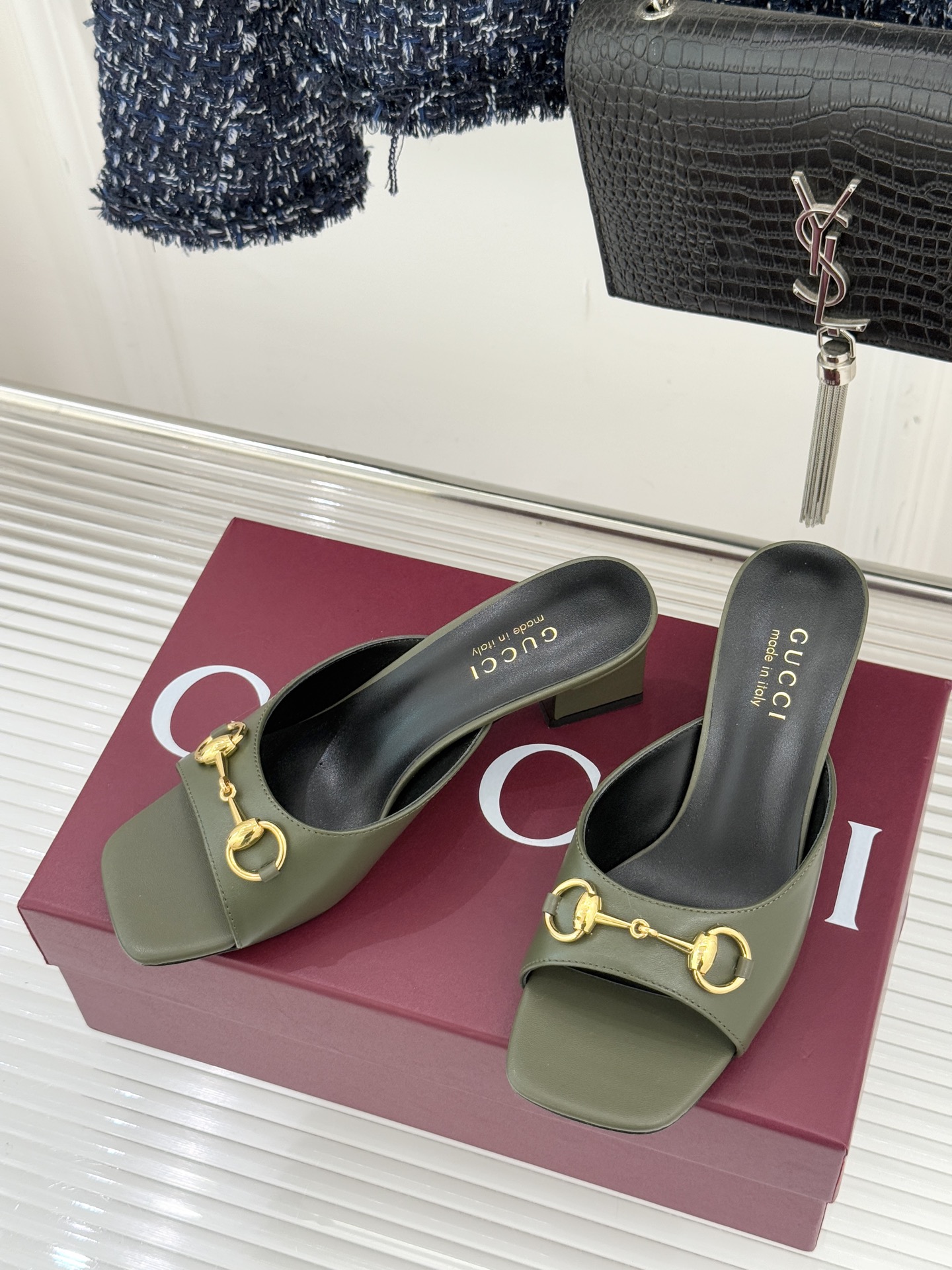 Gucci/古驰26WF春夏新品马衔扣鱼嘴粗跟拖鞋以时光为经纬 以自由为针线将品牌「随性的华美」具象为足